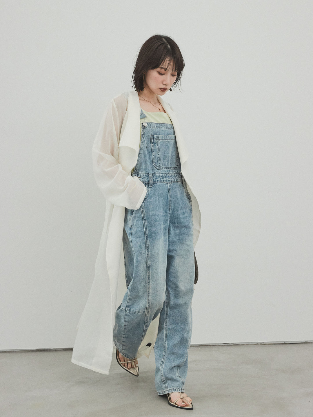 [SET] 中縫牛仔背帶褲 + 方形天鵝絨背心 + 透視長版外套（3 件組）