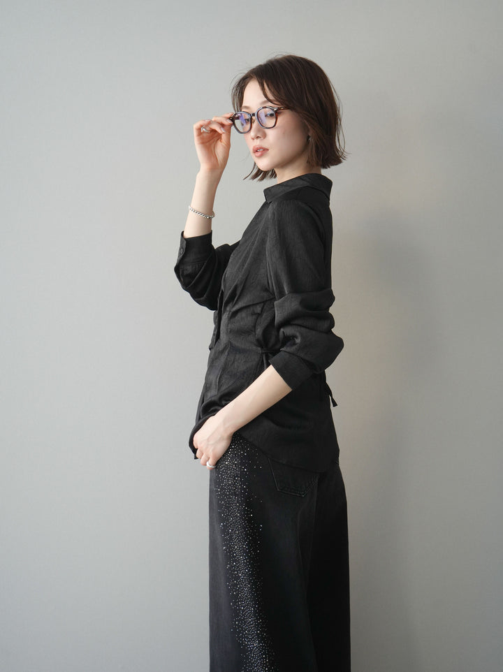 [予約]サイドギャザーアシンメトリーデザインサテンブラウス/black