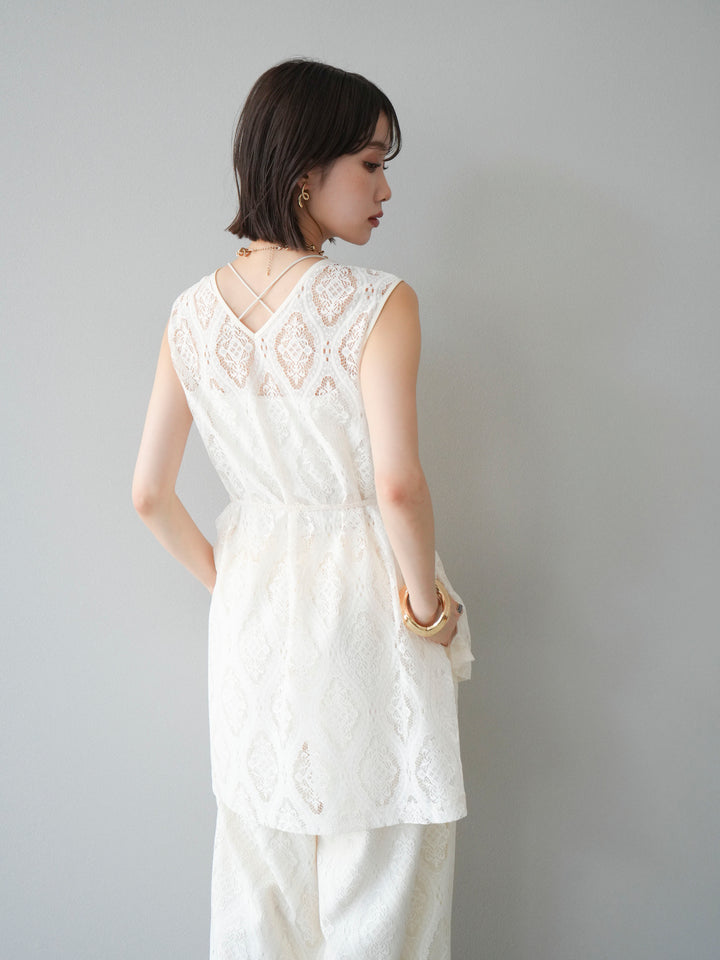 [SET] 緞面滾邊蕾絲無袖上衣 + 蕾絲疊穿休閒褲 (2件套)