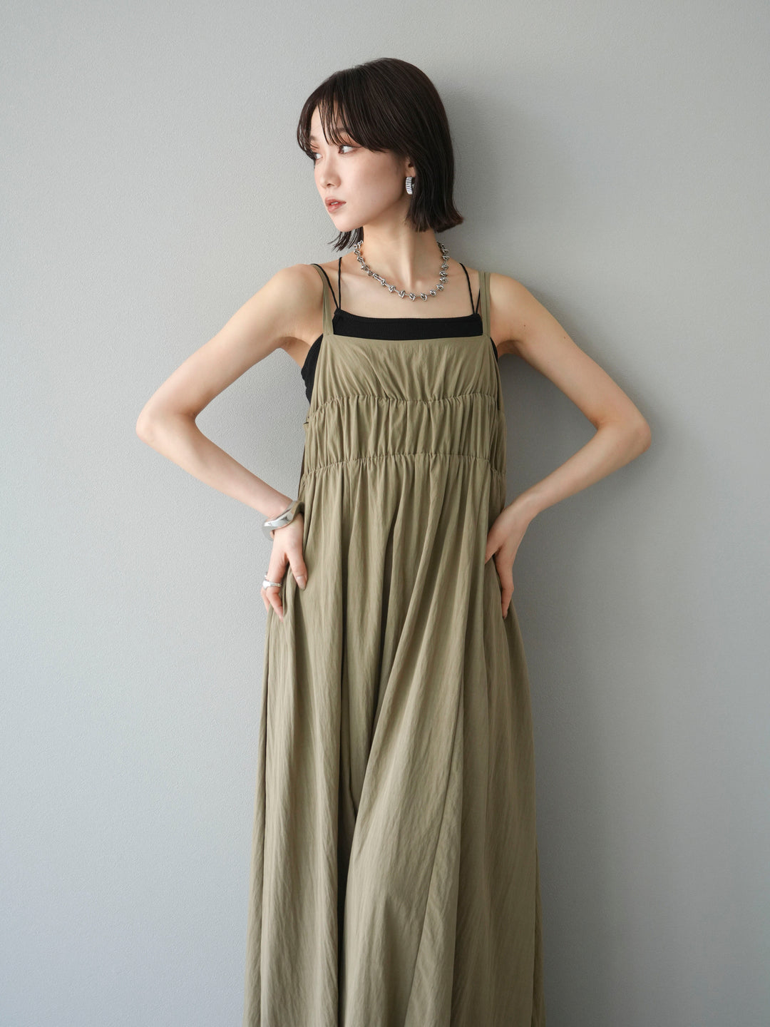 [SET]レーヨンシャーリングキャミワンピース+カップ付きバッククロスキャミソール(2set)