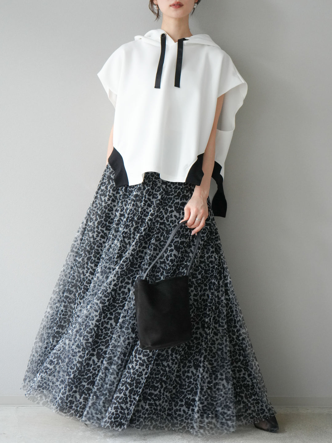 [予約]アシンメトリードルマンバックZIPフーディー/オフホワイト