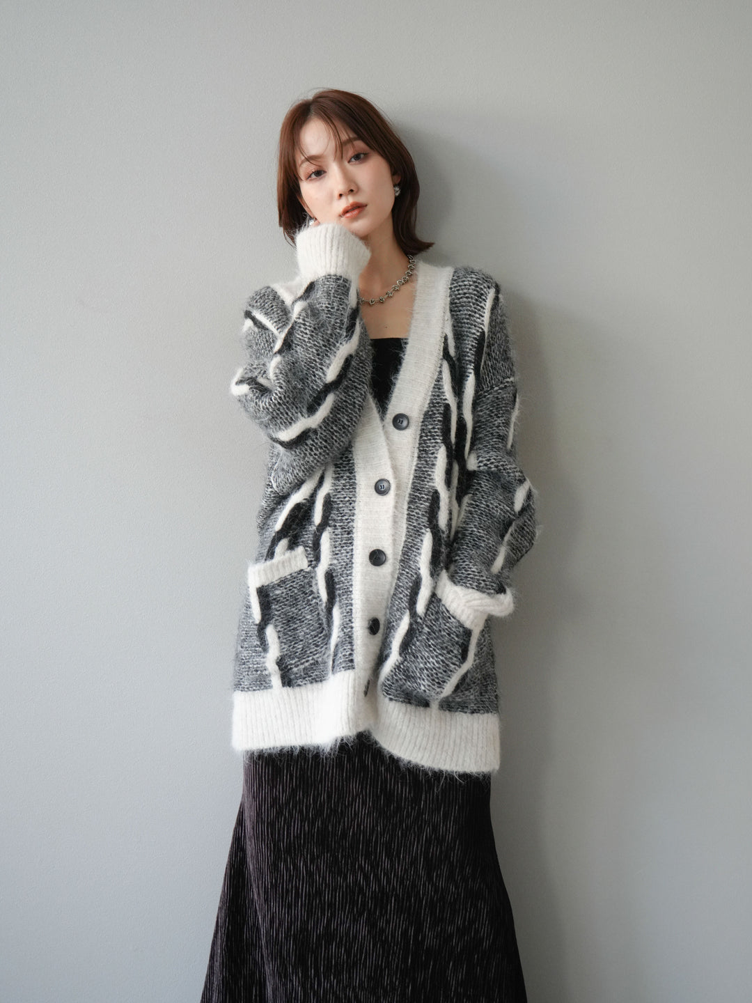 [SET]バイカラー編み込みデザインニットカーディガン+ベロアプリーツナロースカート(2set)