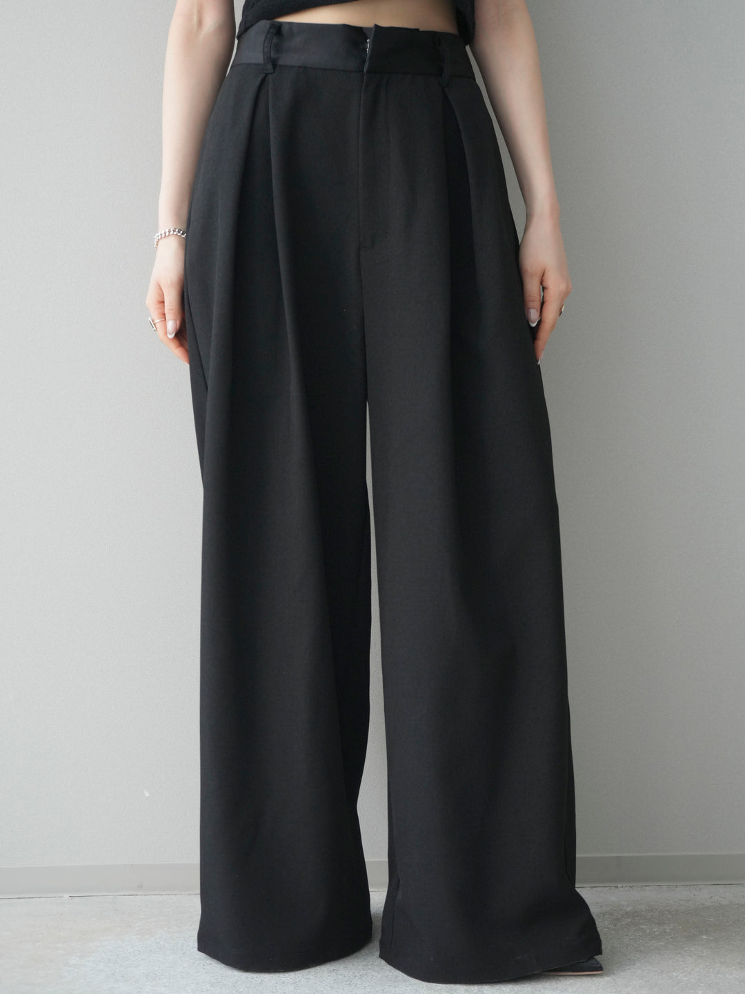 [予約]サテンベルトタックワイドパンツ/black