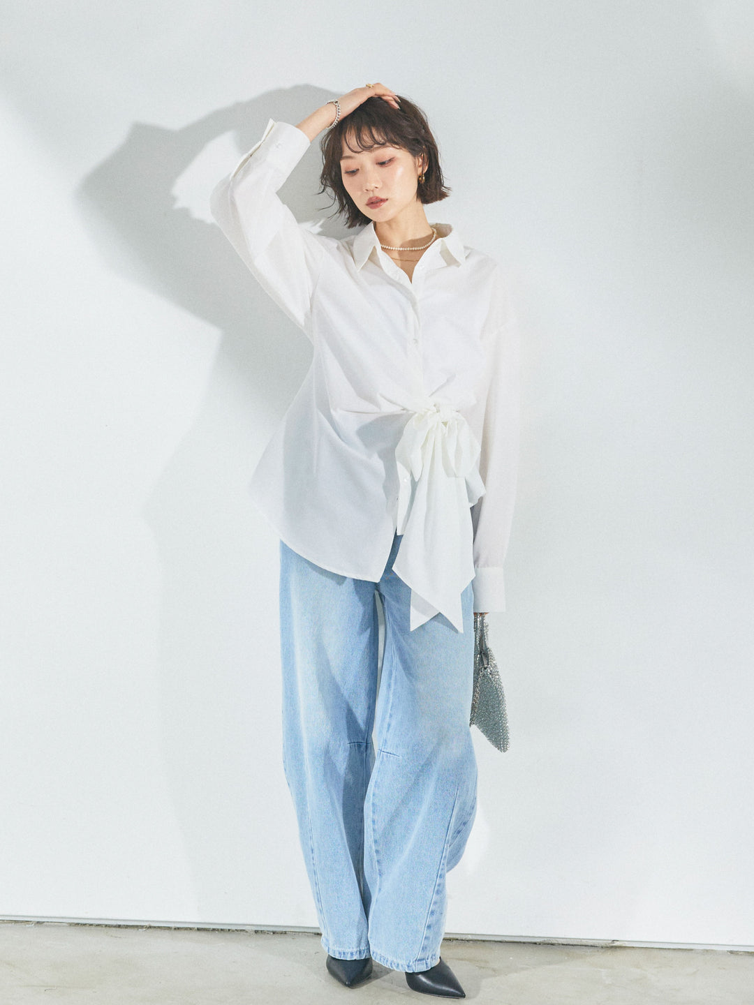 【Allure】[SET]ウエストアシメリボンシャツ+アシメカーブデニムパンツ(2set)