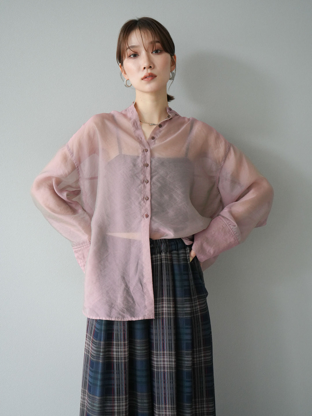 [SET] 亮面透視立領襯衫 + 透視格紋寬鬆褲 (2 件套)