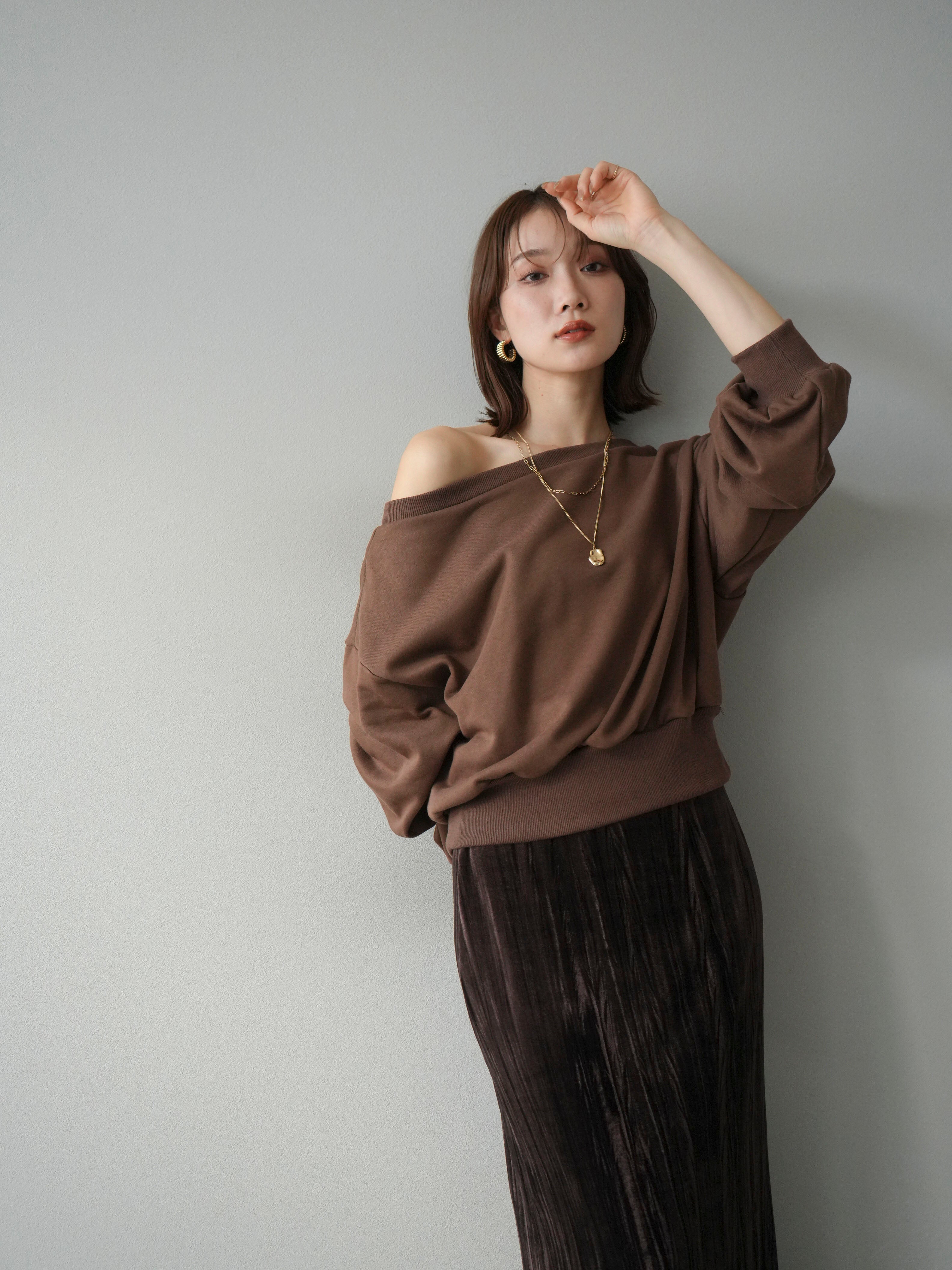 予約]オフショルスウェットプルオーバー/ブラウン – Lumier
