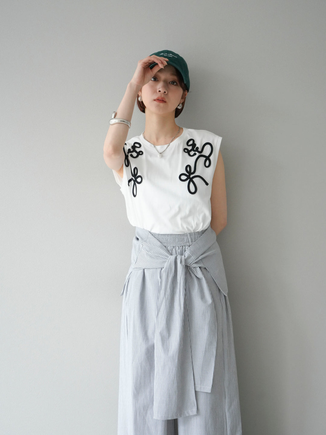 [SET]コード刺繍フレンチスリーブTシャツ+ウエスト巻きストライプイージーパンツ(2set)