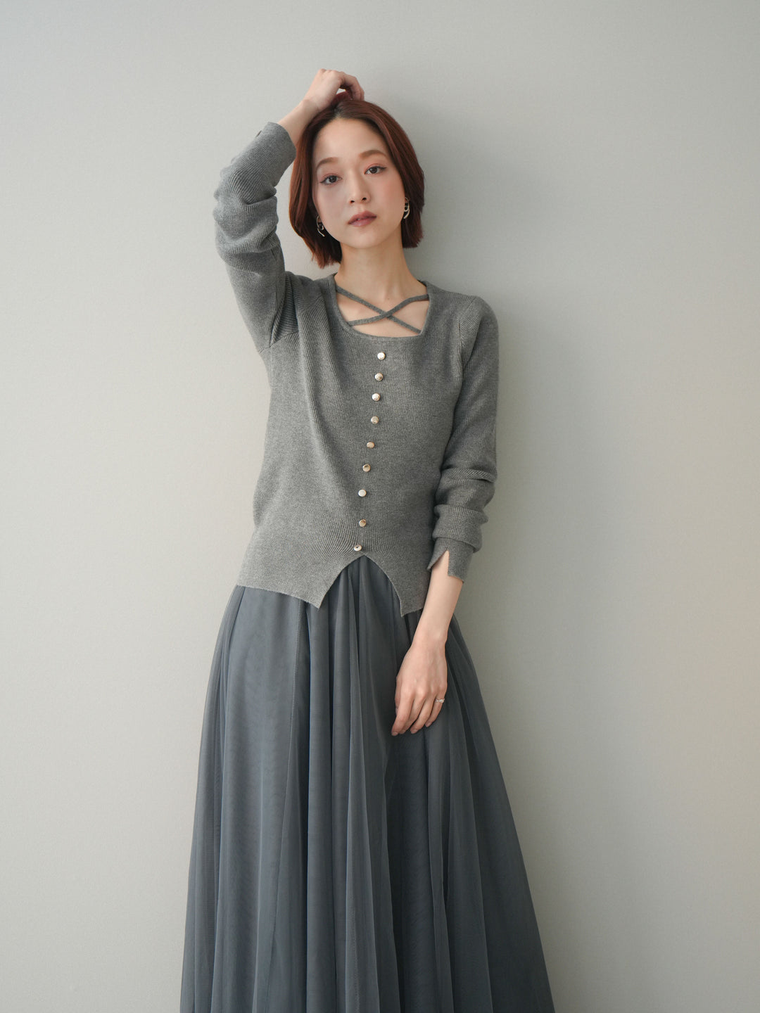 [予約]クロスデザインネックシルバーボタンニット/gray