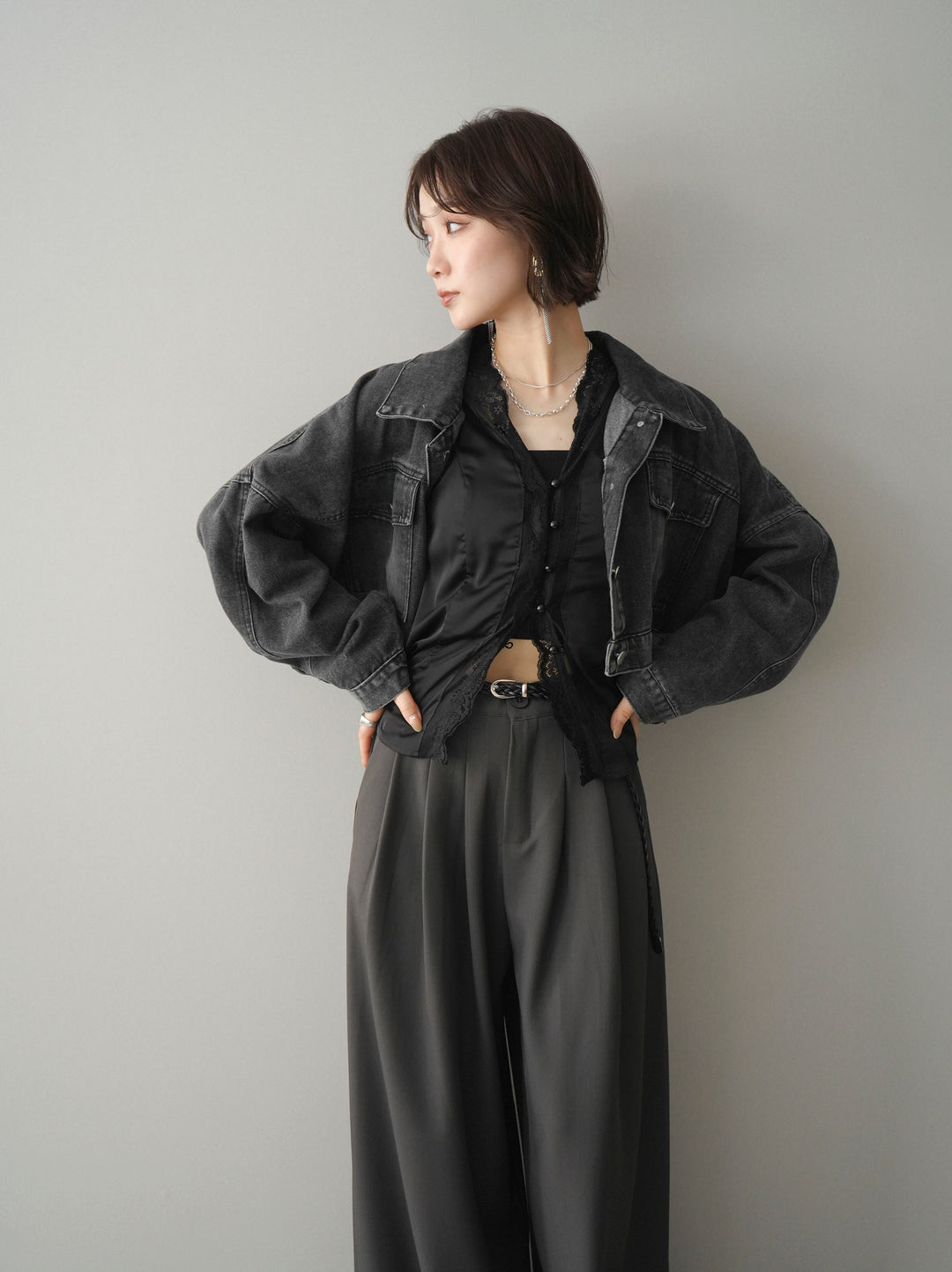 [SET]デニムショートシャツジャケット+ノースリサテンレースキャミソール+編み込みベルト付タックワイドパンツ(3set)