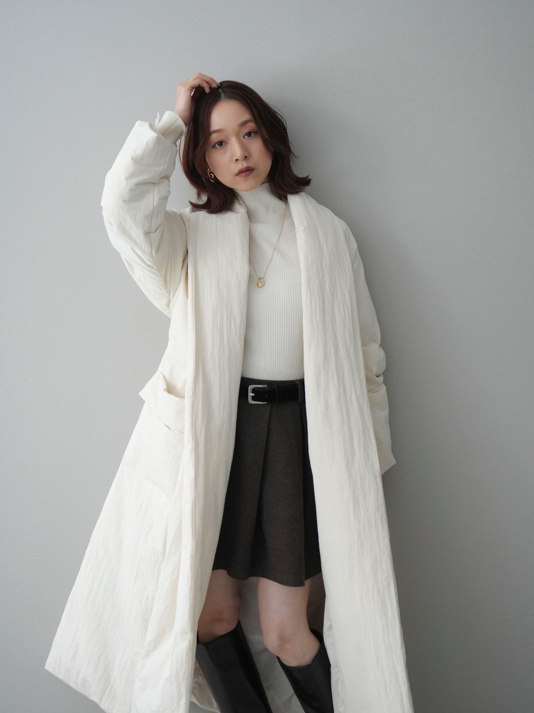 [SET]ロングダウンコート+袖ボタンボトルネックリブニットトップス+ベルト付きタックミニスカート(3set)