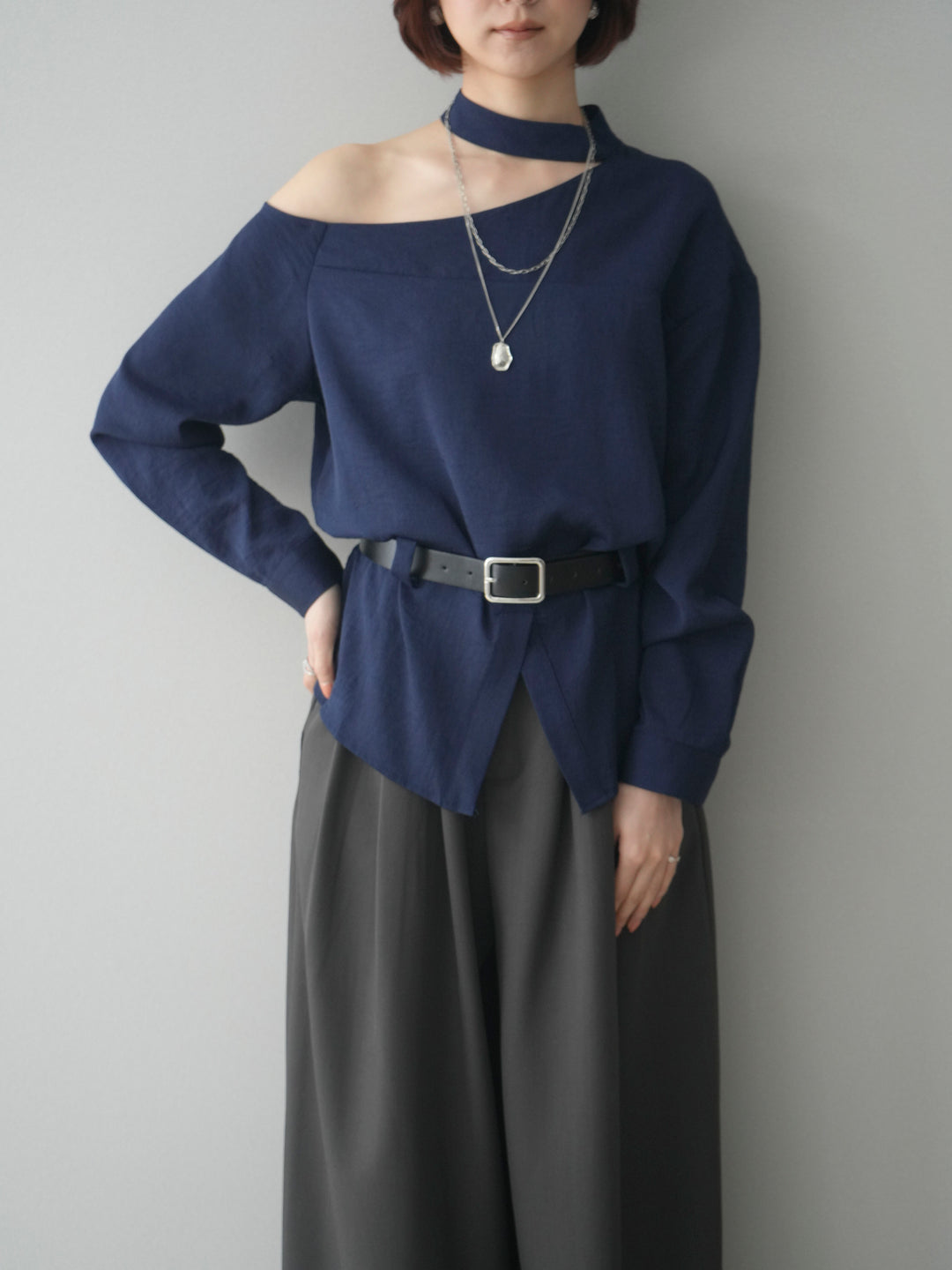 [SET]ベルト付ワンショルダースリットブラウス+編み込みベルト付タックワイドパンツ(2set)