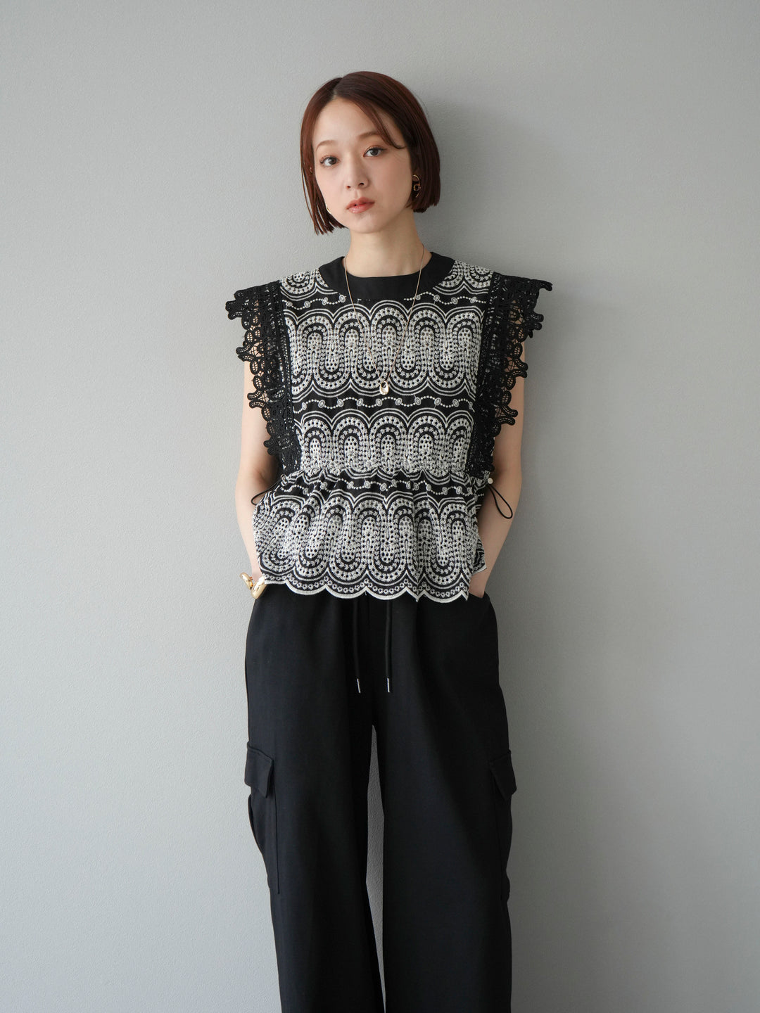 [SET] 扇貝刺繡蕾絲上衣 + 腰線側袋運動褲（2 組）