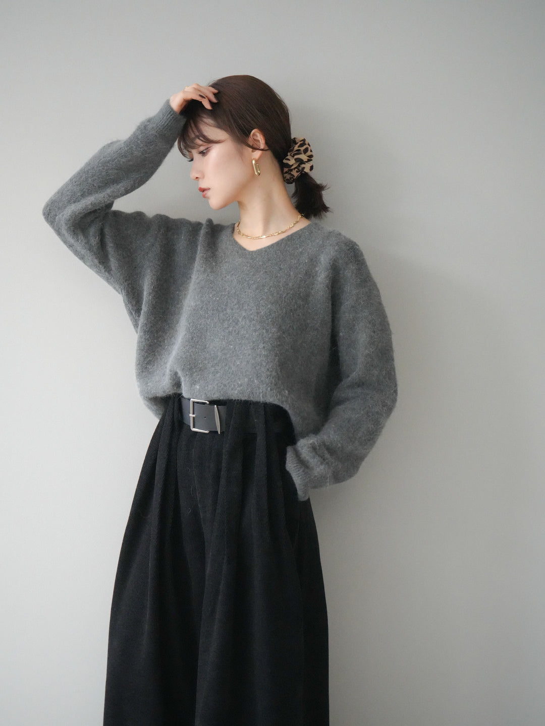 [SET]シュシュ付きアンゴラタッチVネックニットプルオーバー+選べるアクセセット(2set)