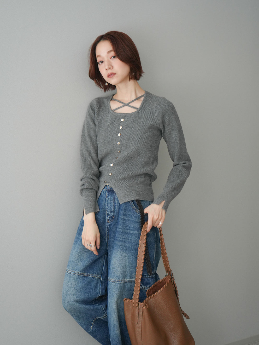 [予約]クロスデザインネックシルバーボタンニット/gray
