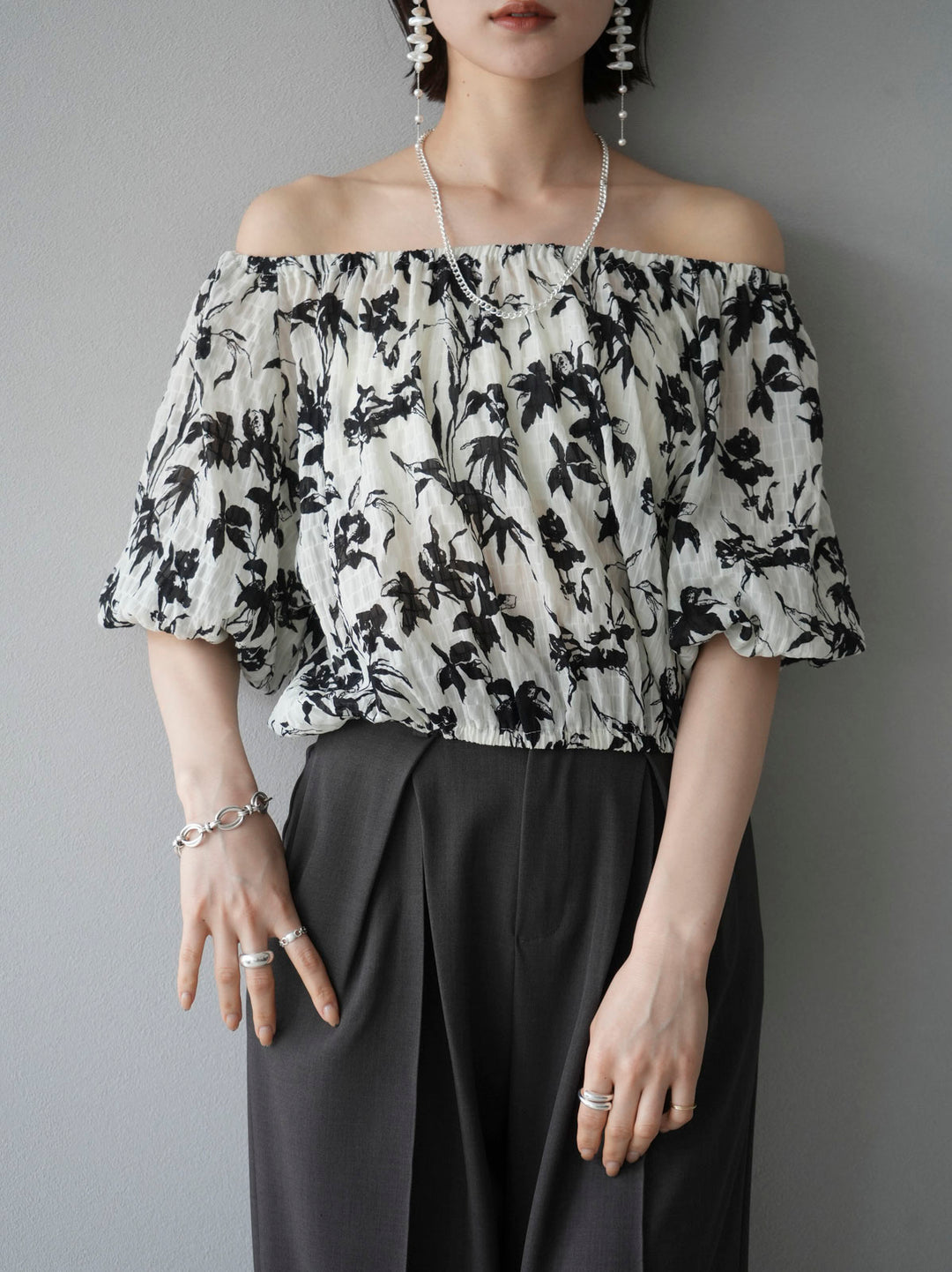 [Pre-order] Washer Flower Pattern Off-Shoulder Blouse/Off White