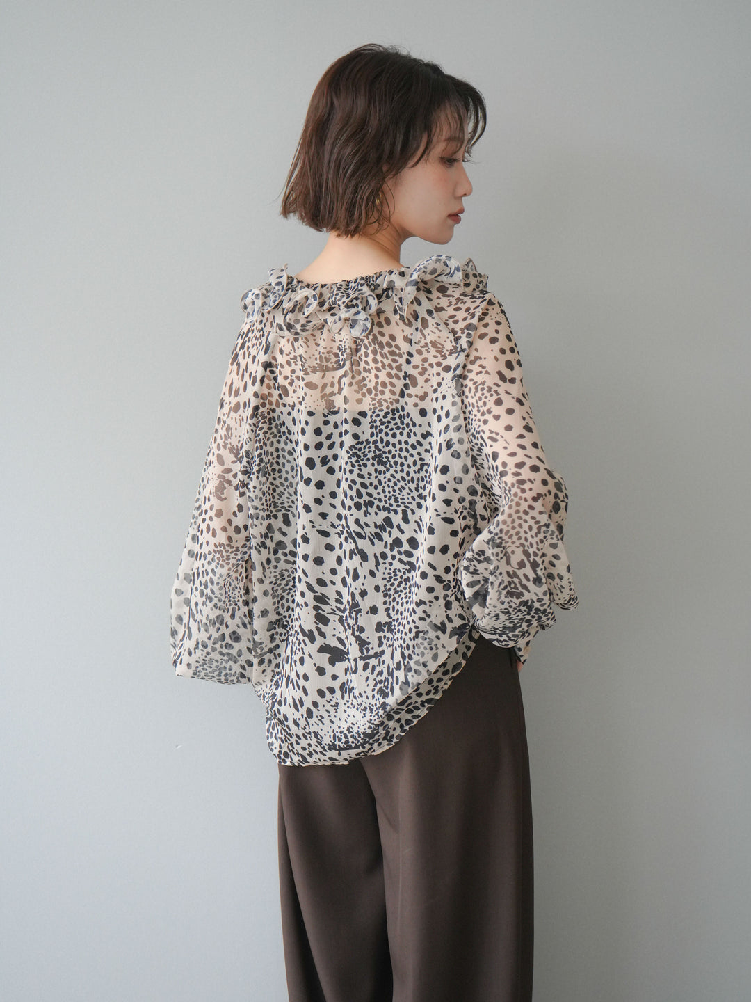 [予約]ラッフルネックシアーブラウス/leopard