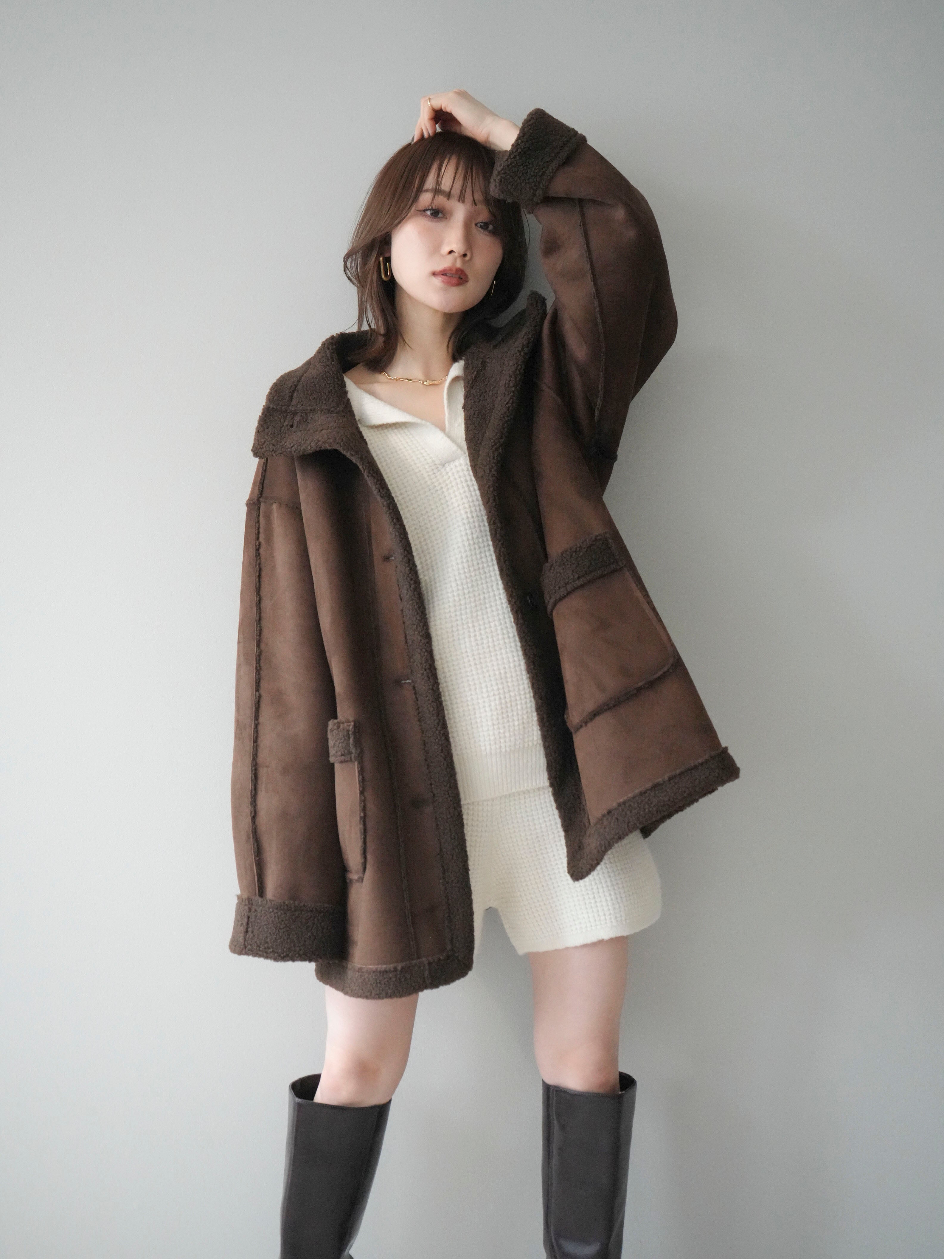 予約]スタンドネックフェイクムートンミディアムコート/brown – Lumier