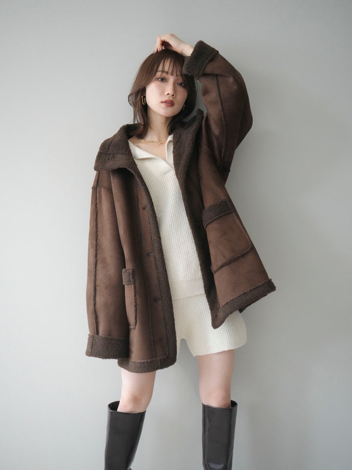 [予約]スタンドネックフェイクムートンミディアムコート/brown