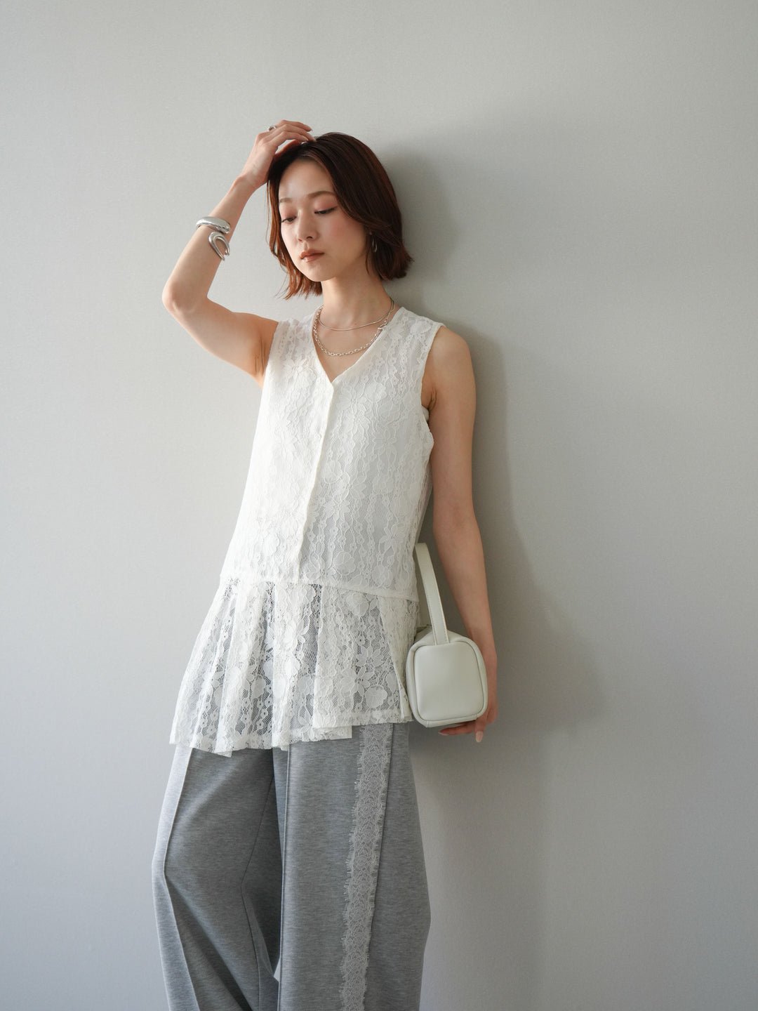 [予約]アシンメトリーレースプリーツベスト/white