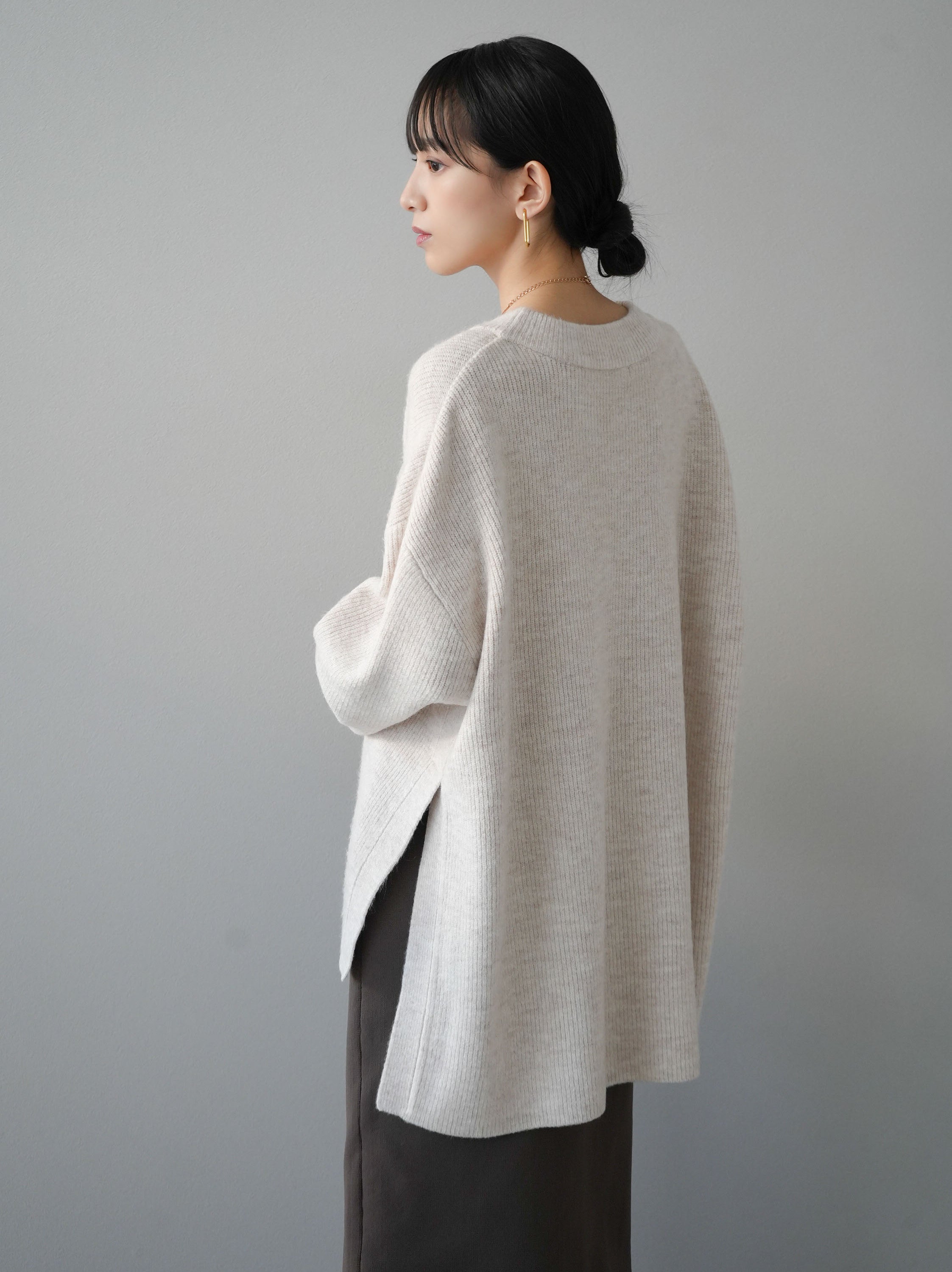 予約]サイドスリットオーバーニットプルオーバー/オートミール – Lumier