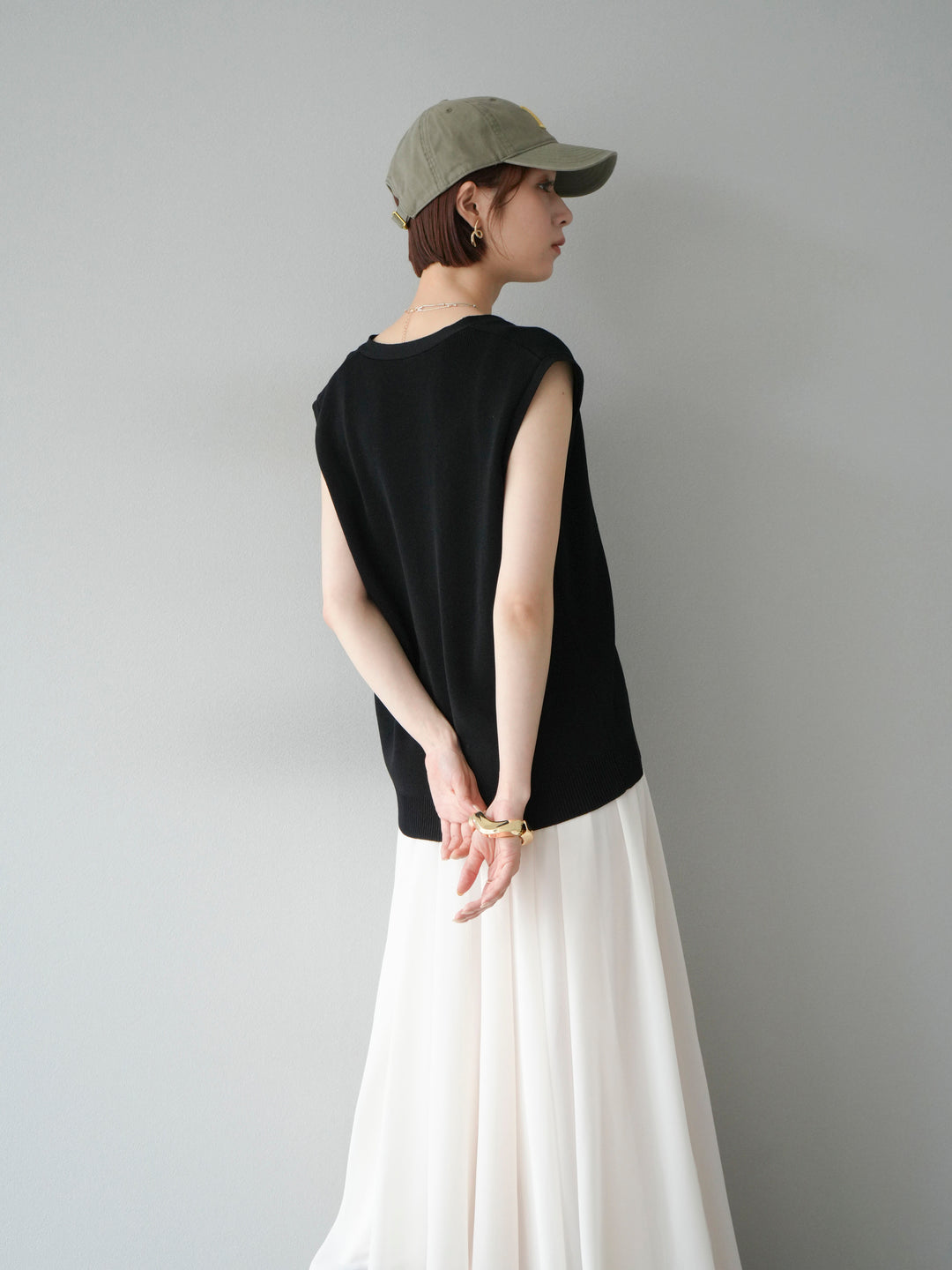 【預購】V領人造絲針織背心/黑色