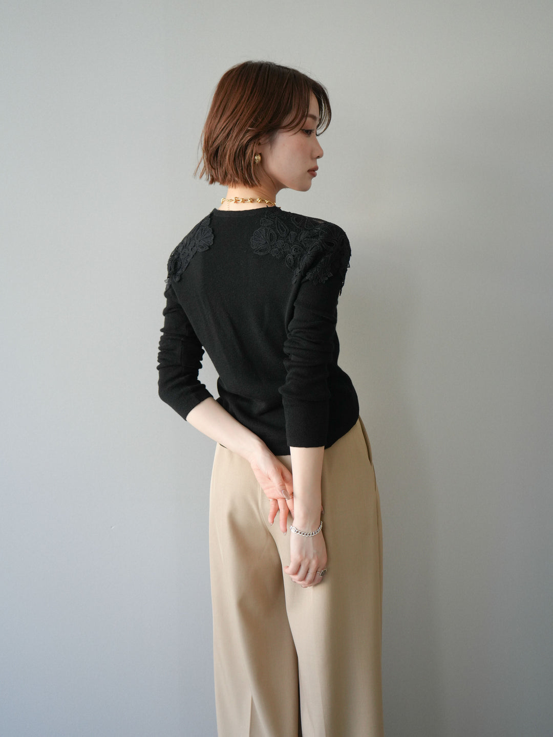 【套裝】肩部蕾絲針織開襟衫+銀色搭扣垂褶闊腿褲（兩件套）