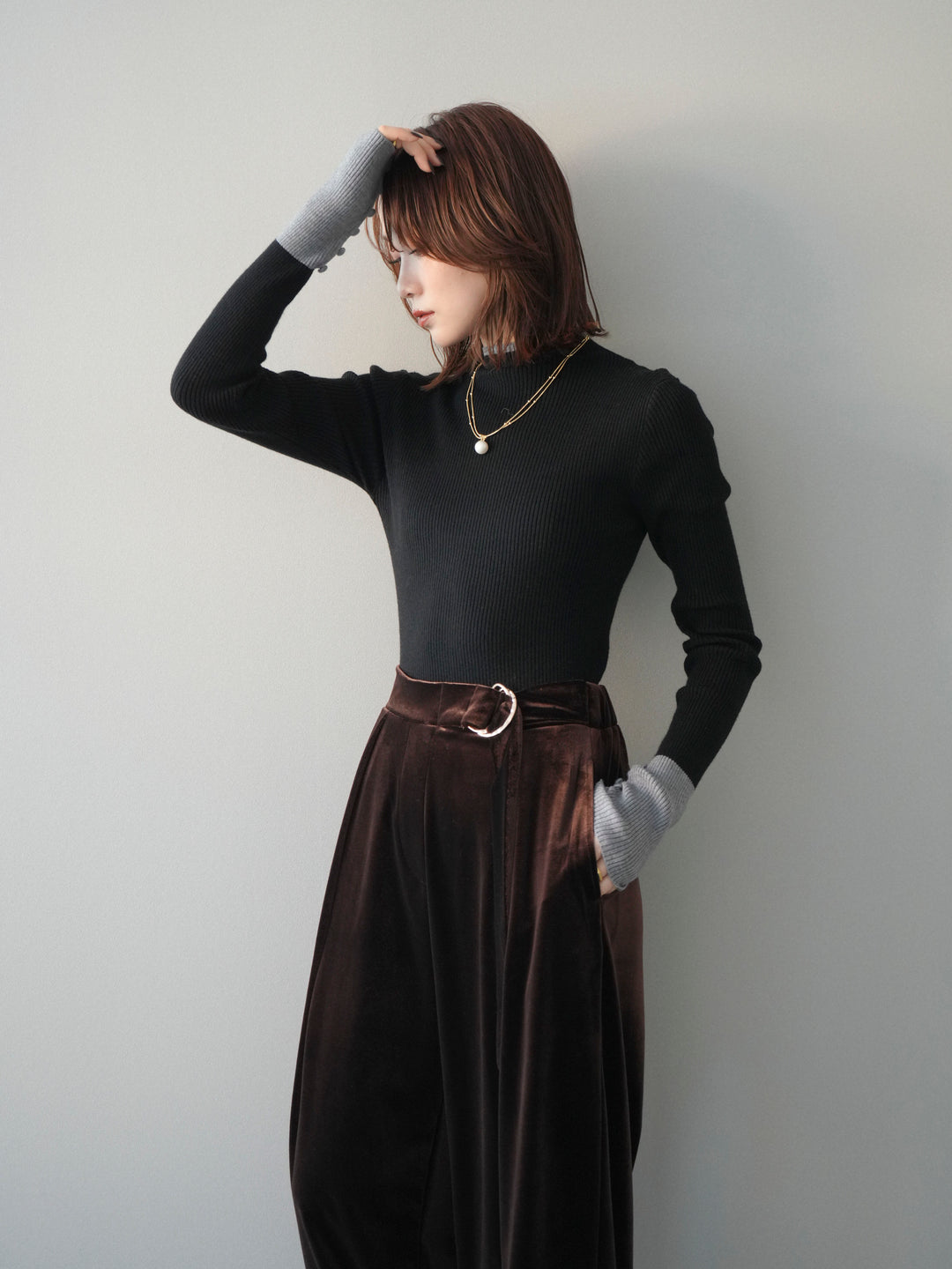 [予約]袖ボタンハイネック配色リブニットトップス/black