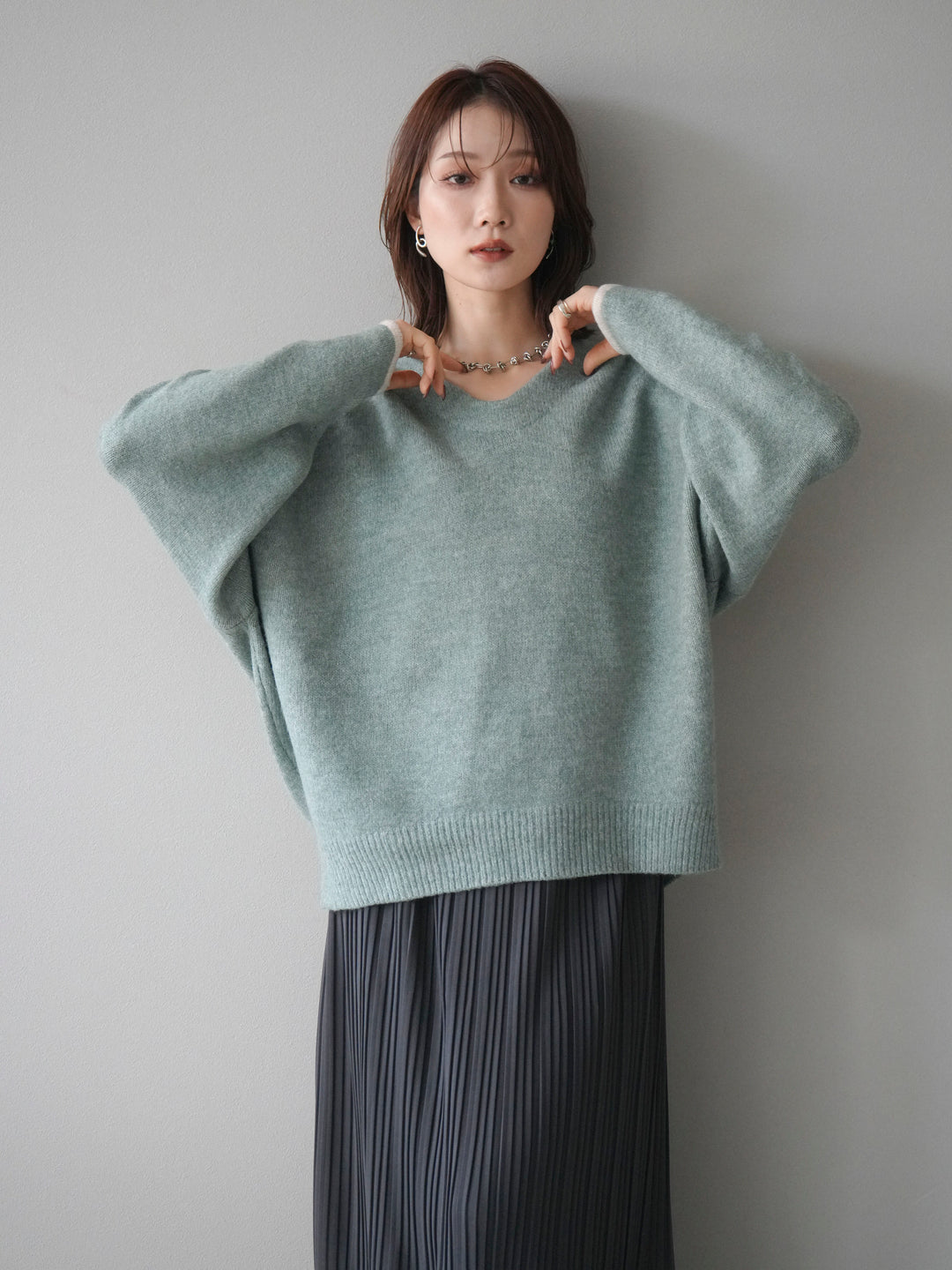 [SET]Vネック配色スリーブニットプルオーバー+選べるアクセセット(2set)