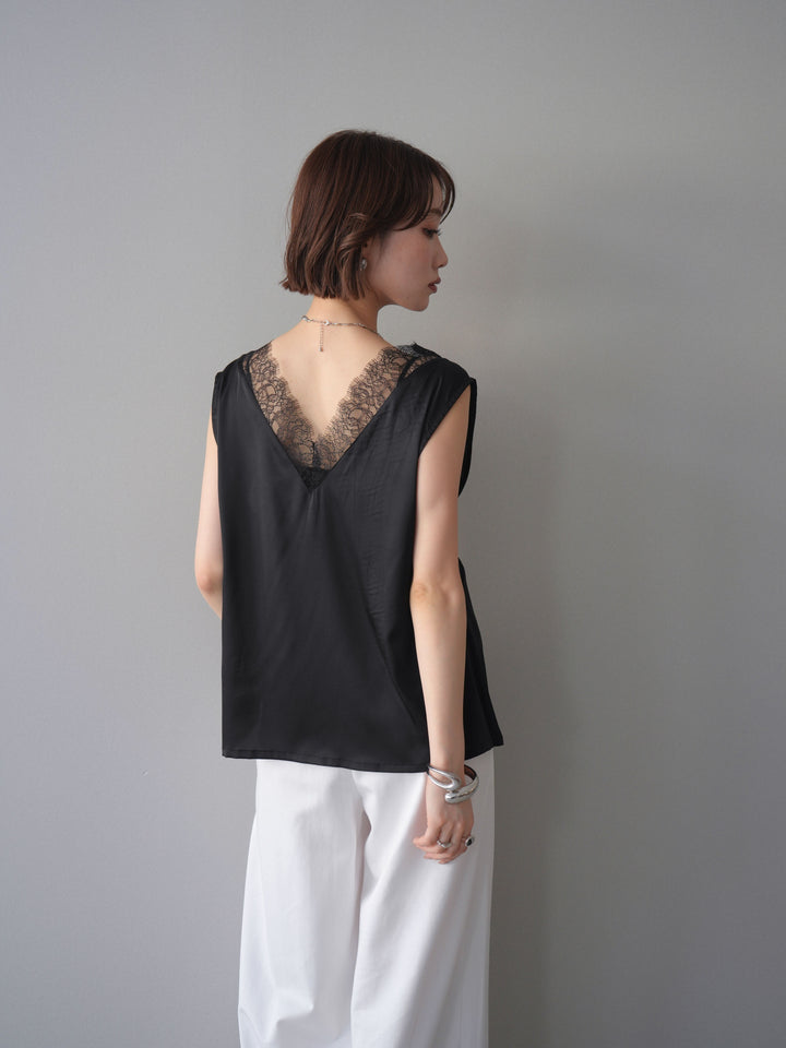 【預購】緞面交叉蕾絲上衣 / 黑色