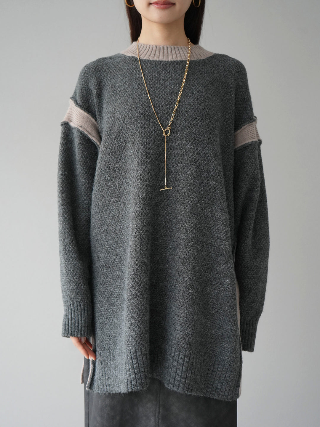 【預訂】側開衩拼色針織套頭衫/炭灰
