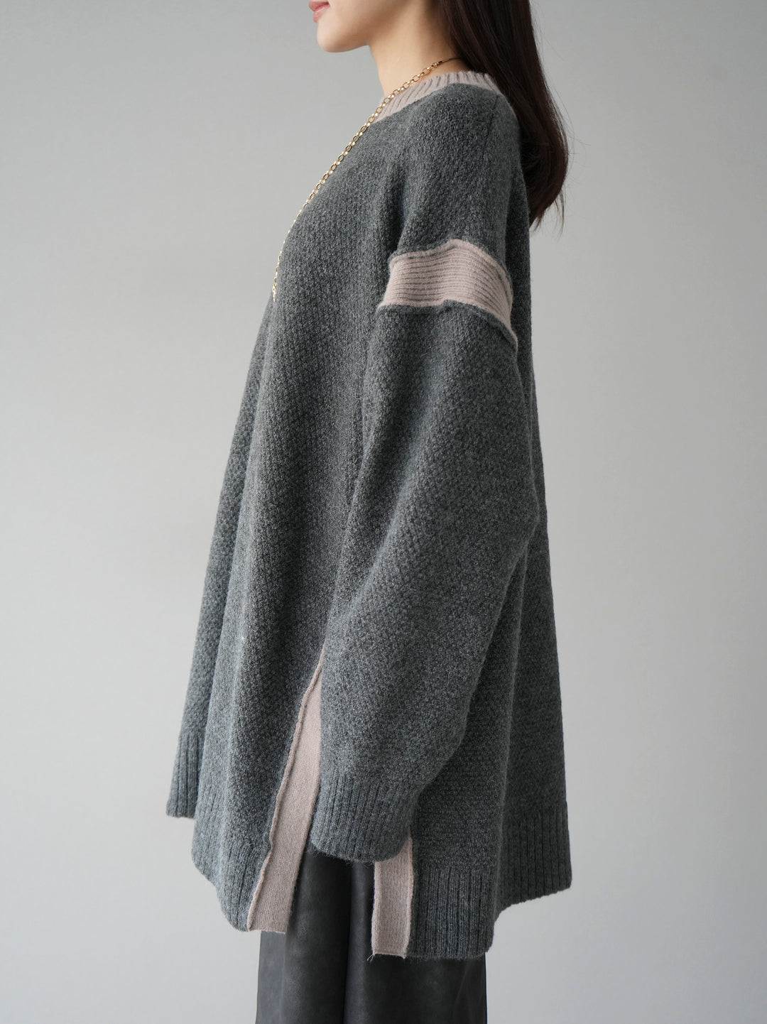 【預訂】側開衩拼色針織套頭衫/炭灰