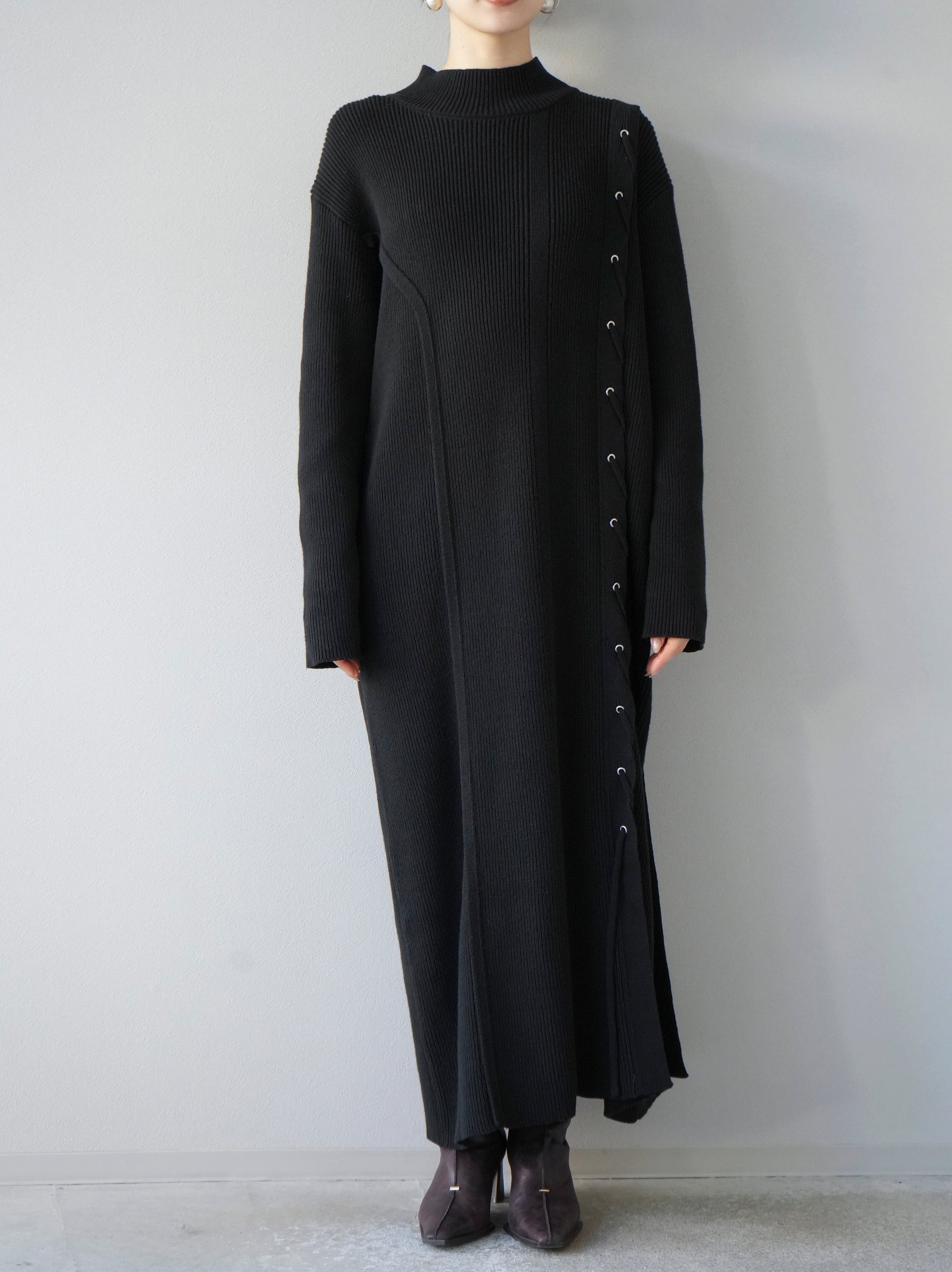 予約]アシンメトリーレースアップハイネックニットワンピース