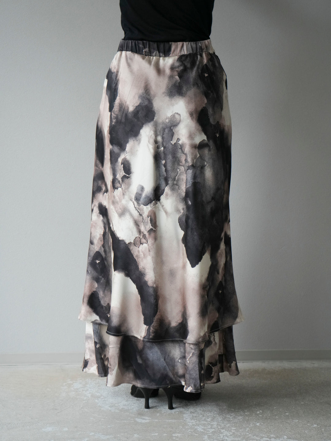 [予約]ニュアンスサテンフリルスカート/アイボリー×チャコールグレー