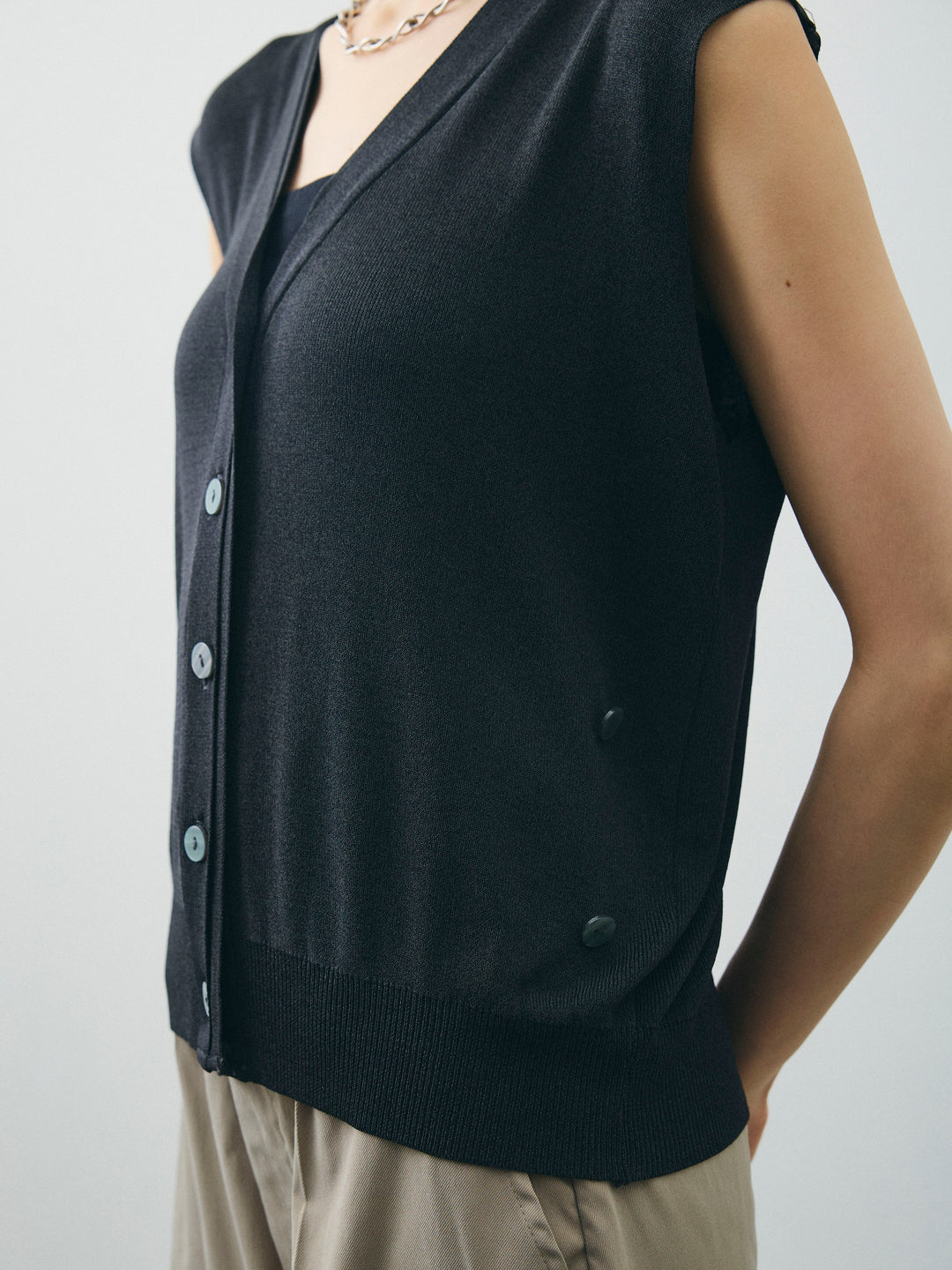 [予約]クールタッチ2WAYデザインニットベスト/チャコール