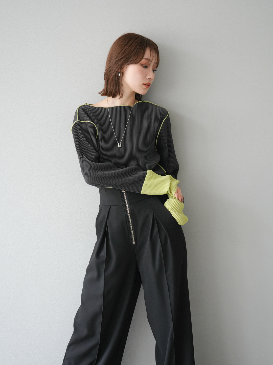 ✨美品✨　プリーツプリーズ　黒×ゴールド　トップス　３ ✨美品✨ プリーツプリーズ 黒×ゴールド トップス 3 PLEATS