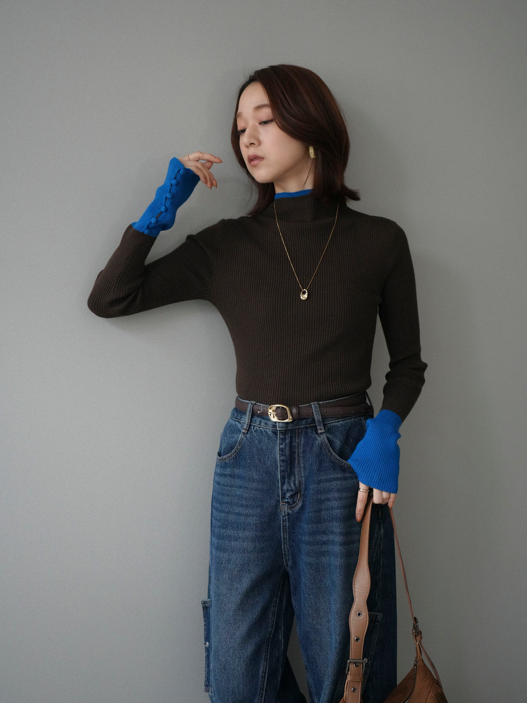 [予約]袖ボタンハイネック配色リブニットトップス/brown