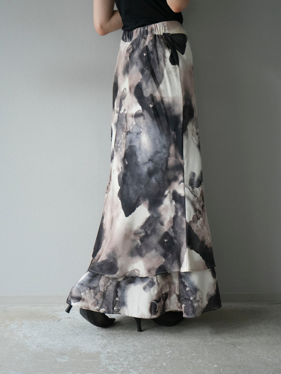 [予約]ニュアンスサテンフリルスカート/アイボリー×チャコールグレー