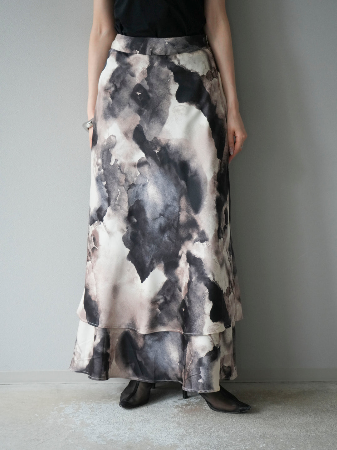 [予約]ニュアンスサテンフリルスカート/アイボリー×チャコールグレー