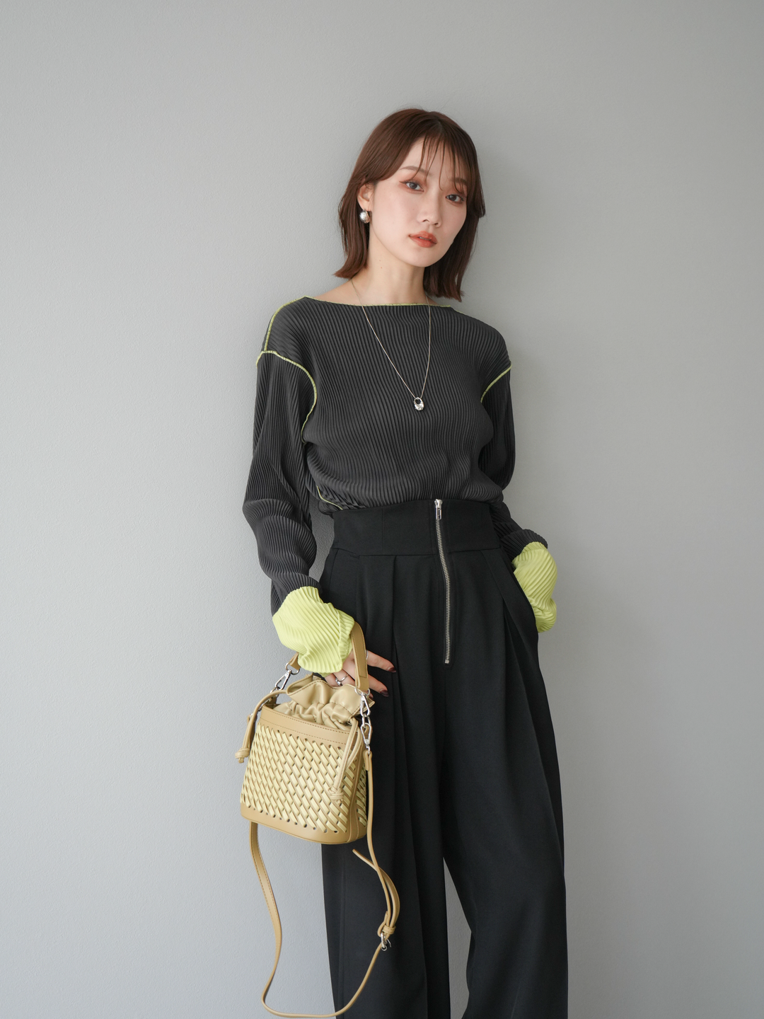 予約]バイカラープリーツトップス/チャコール – Lumier