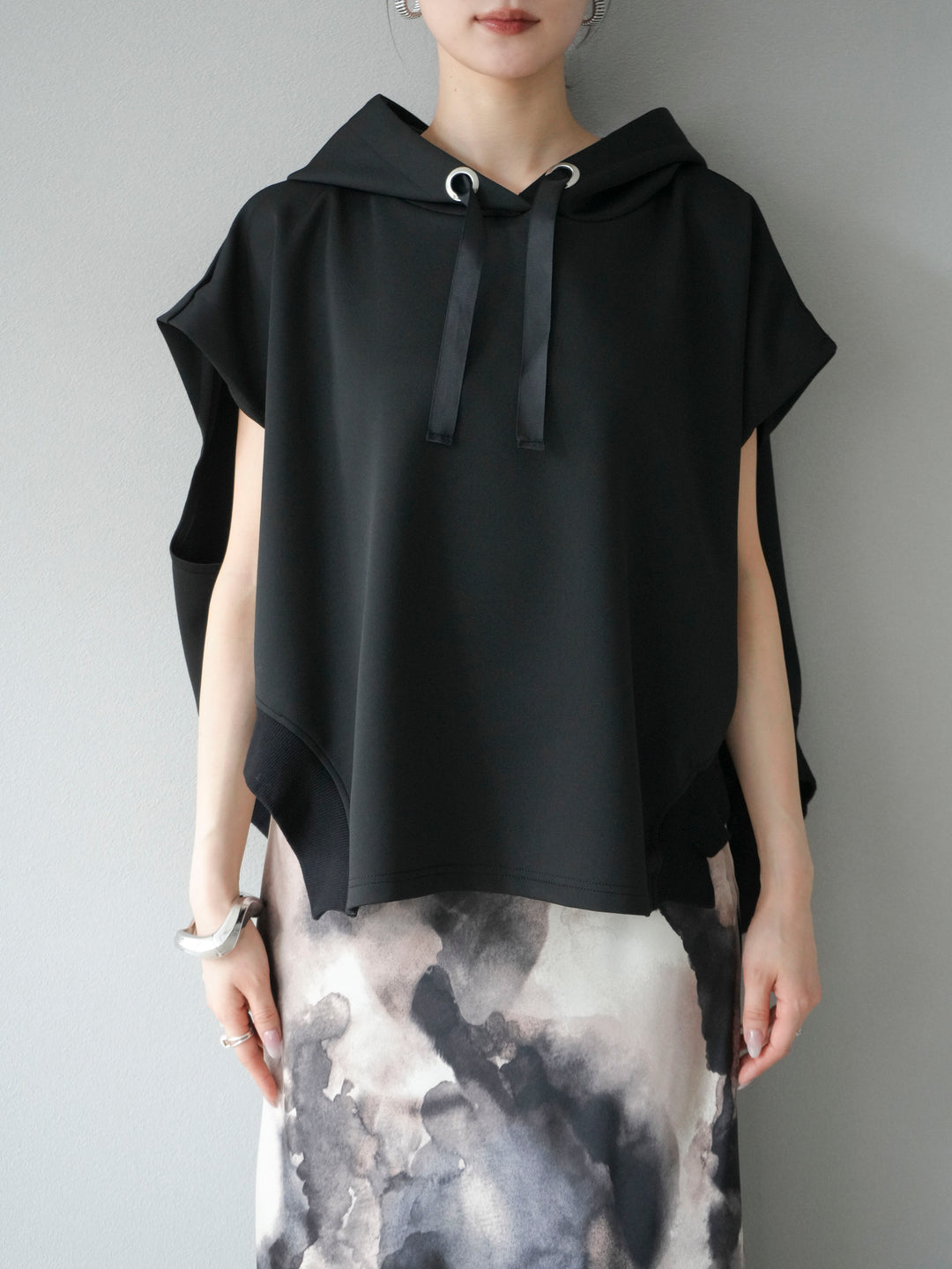 [予約]アシンメトリードルマンバックZIPフーディー/ブラック