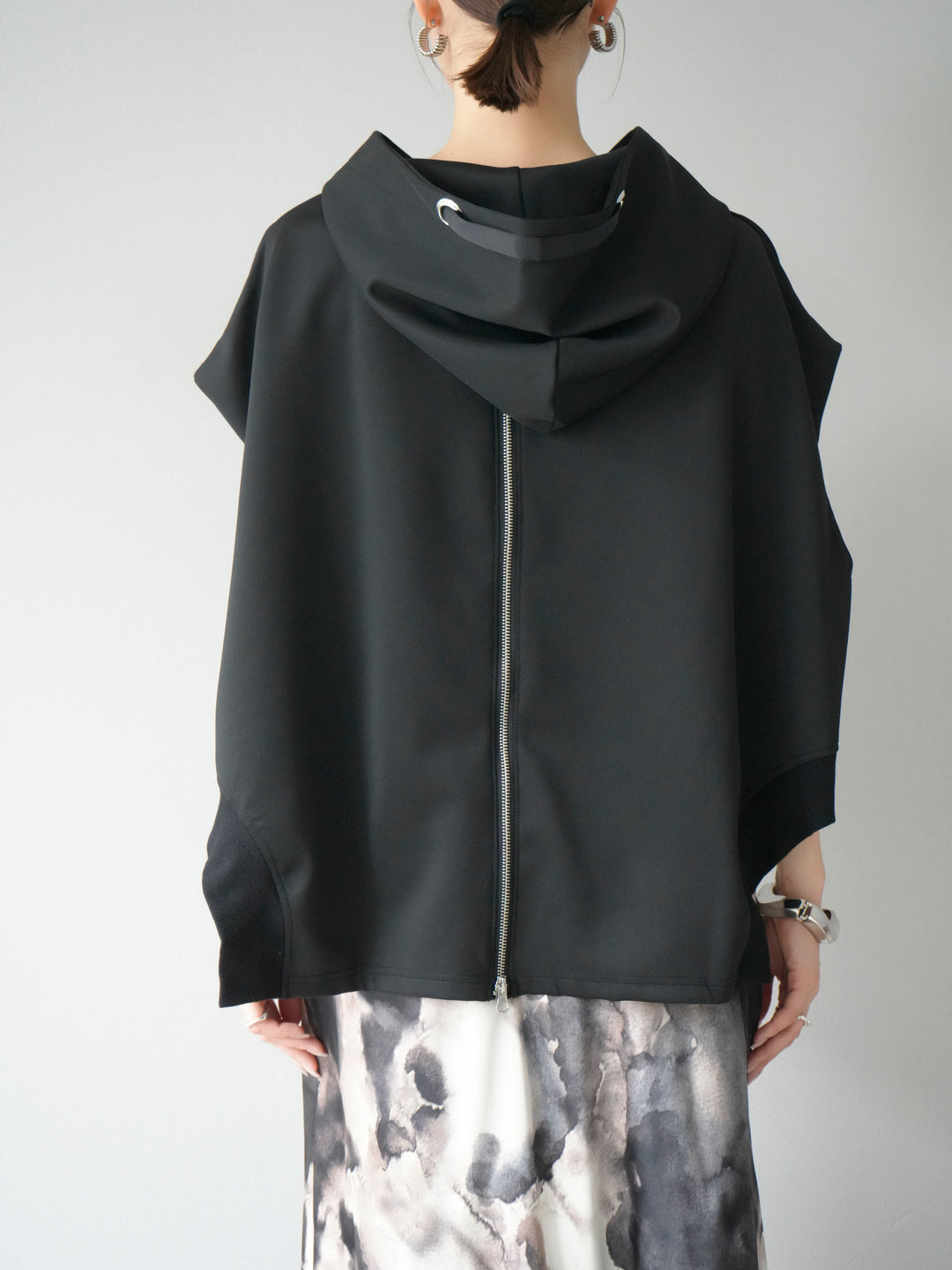 [予約]アシンメトリードルマンバックZIPフーディー/ブラック