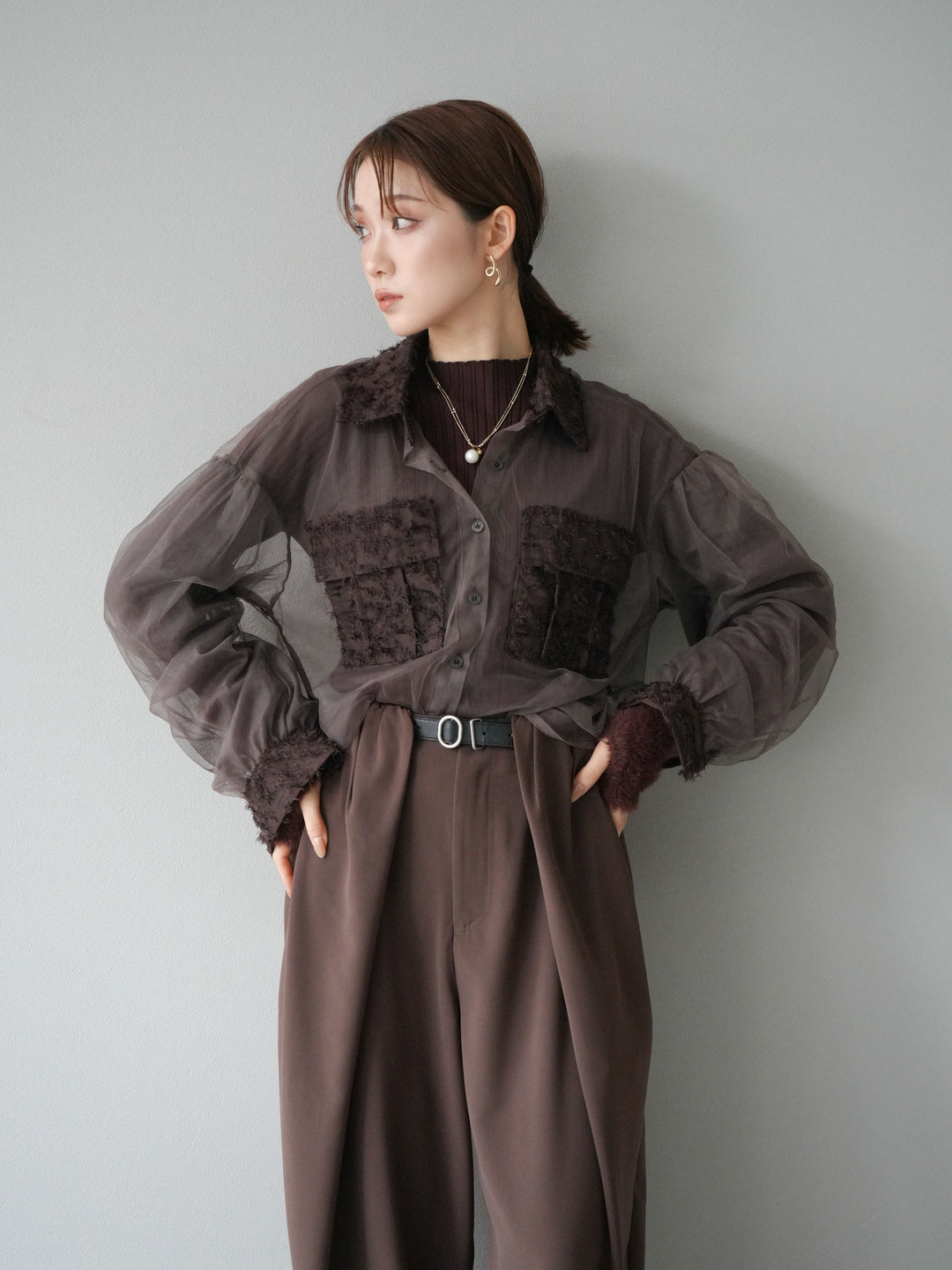 [SET]フリンジジャガード×チュールレイヤードシャツ+アームシャギーランダムリブニットトップス+ベルト付タックワイドパンツ(3set)