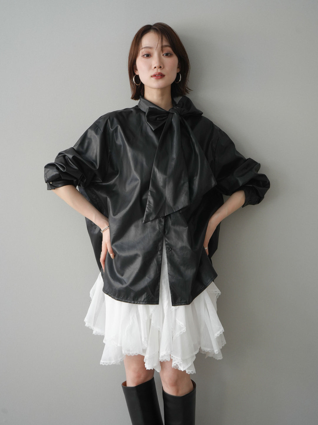 [SET]フェイクレザーボウタイブラウス+ラッフルレースミニスカート(2set)