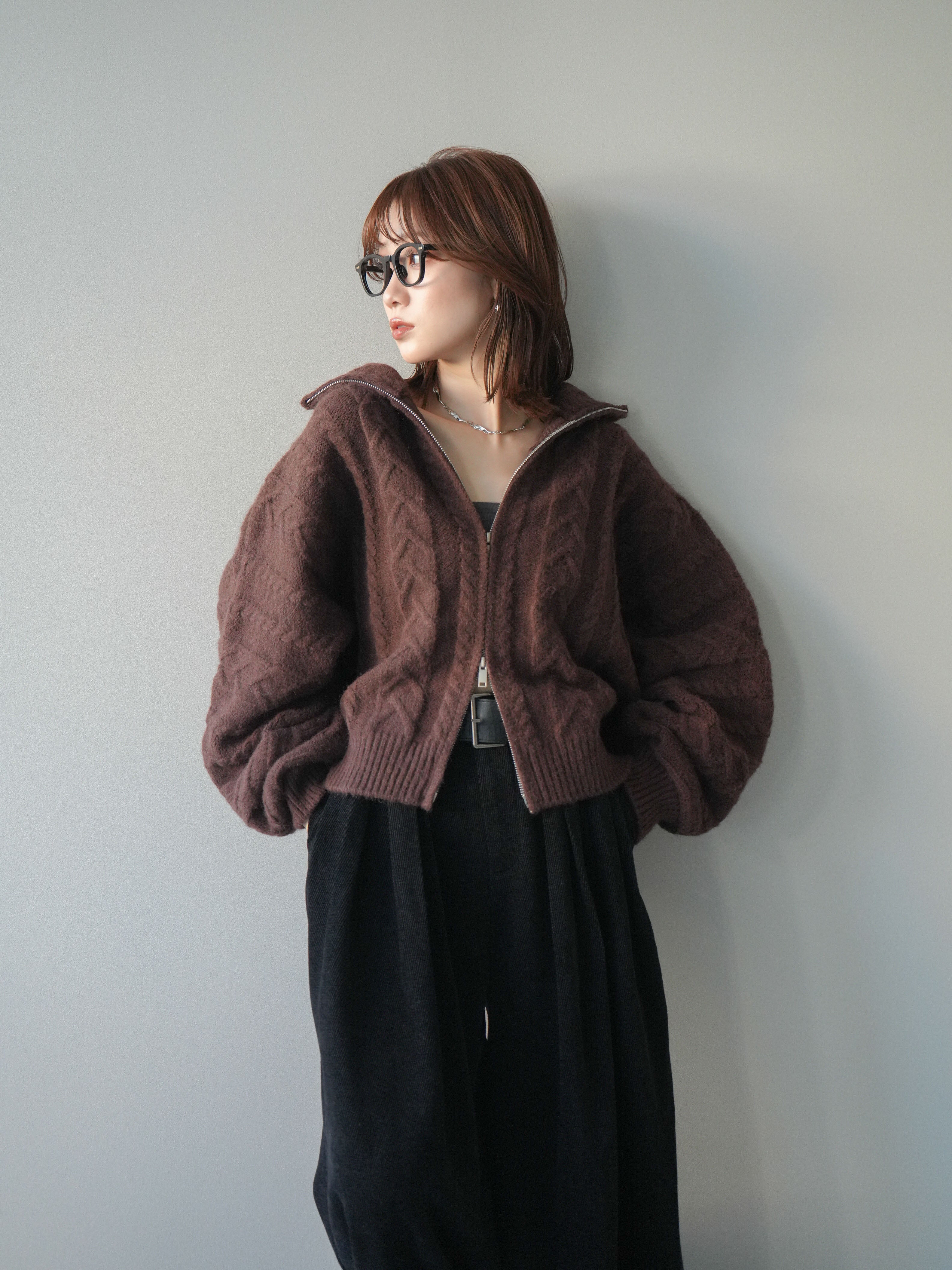 予約]ケーブル編みハイネックZIPニットカーディガン/brown – Lumier