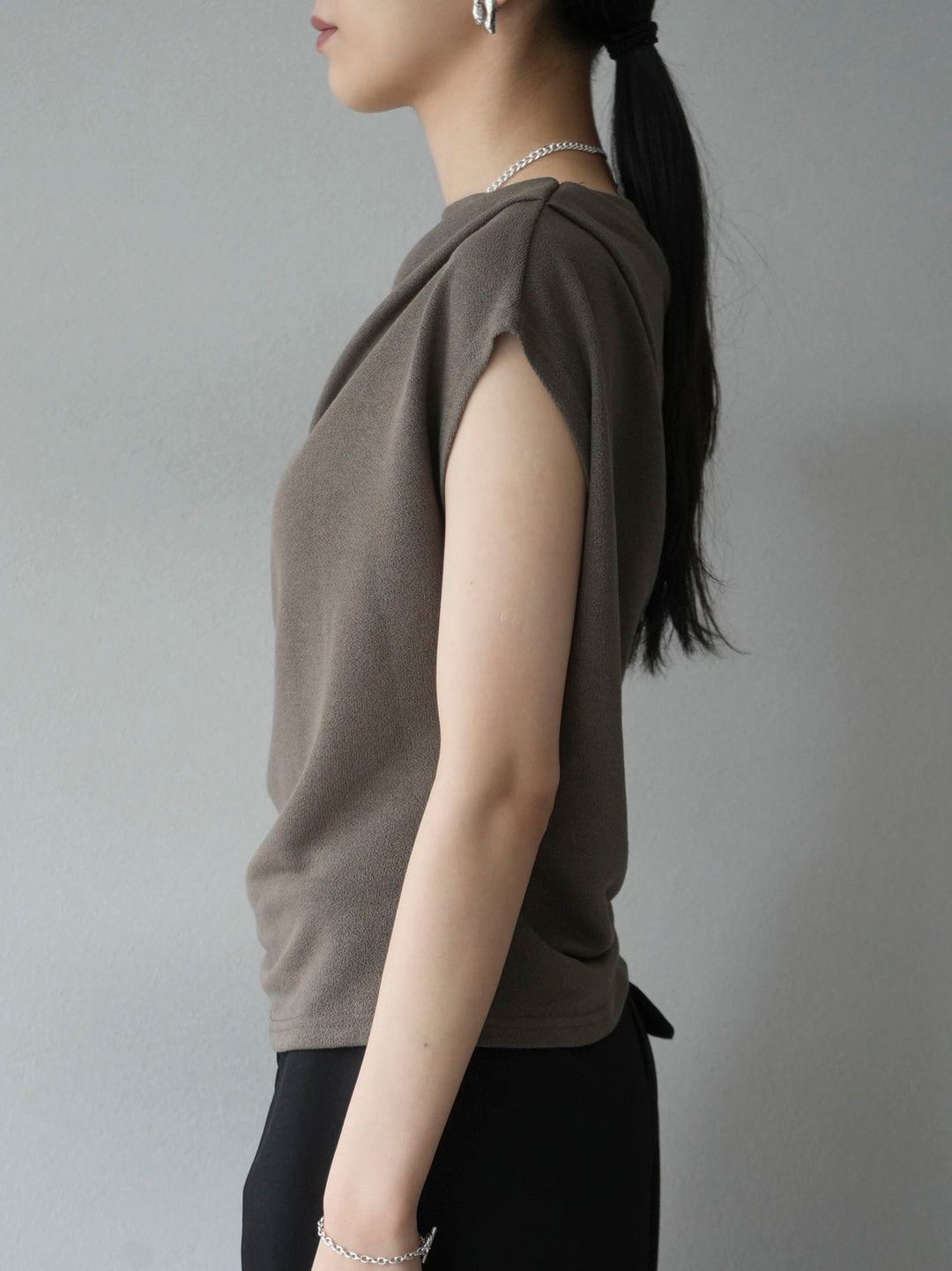 [Pre-order] Asymmetrical tuck sleeveless knit/brown