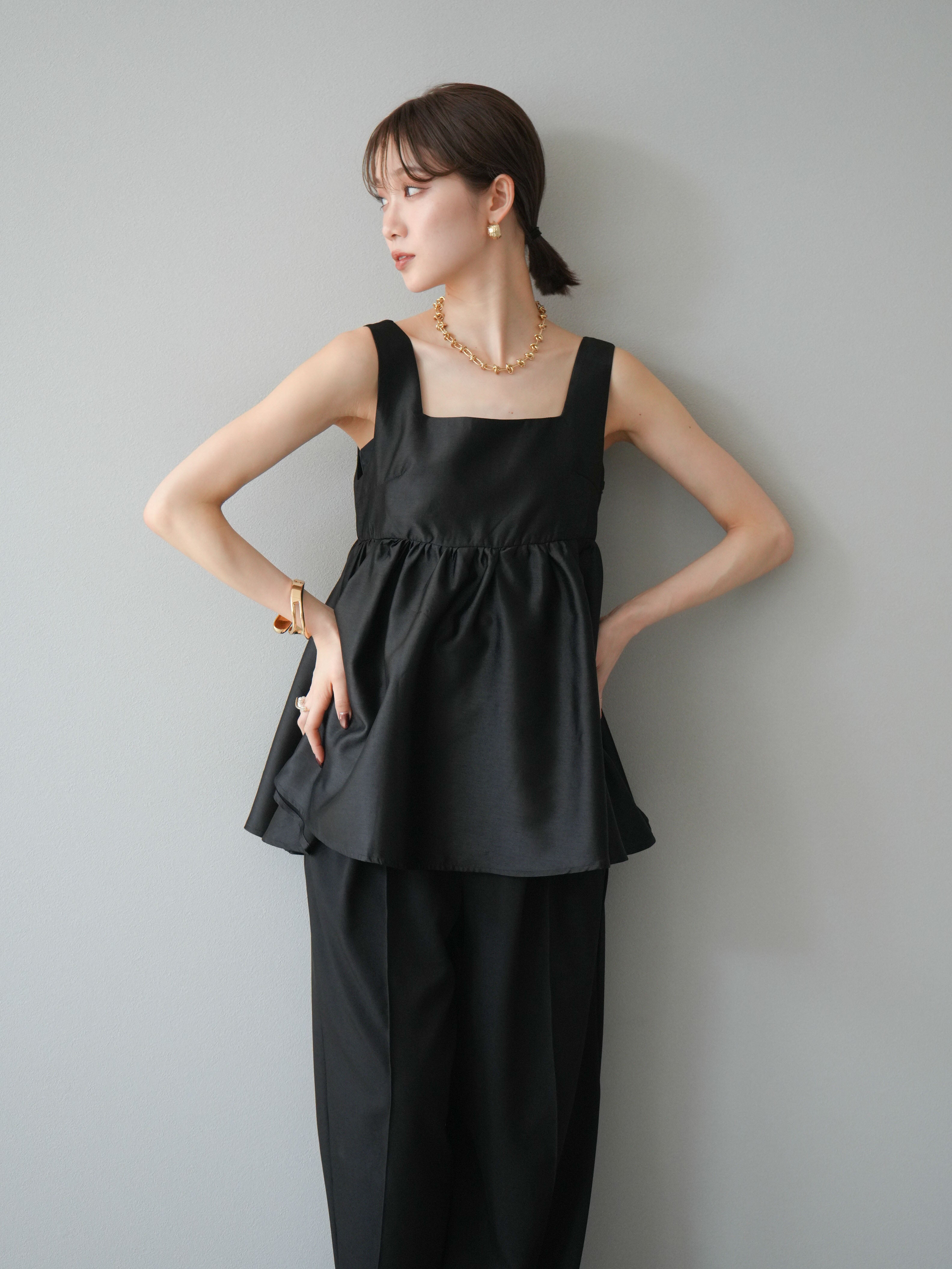 トップス Rene38 予約]サテンフレアノースリーブトップス/ブラック – Lumier