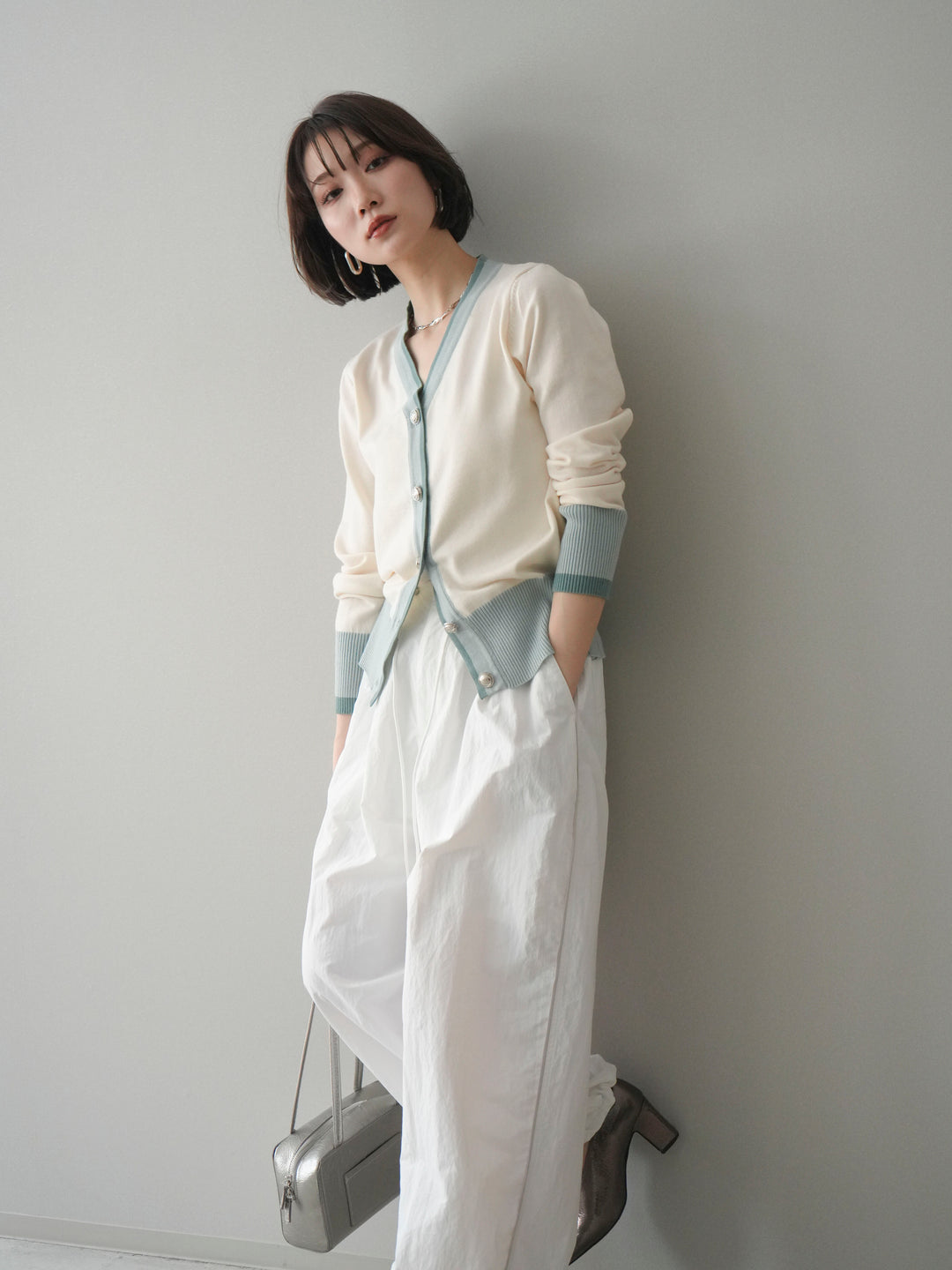 [予約]デザインボタン配色Vネックニットカーディガン/offwhite