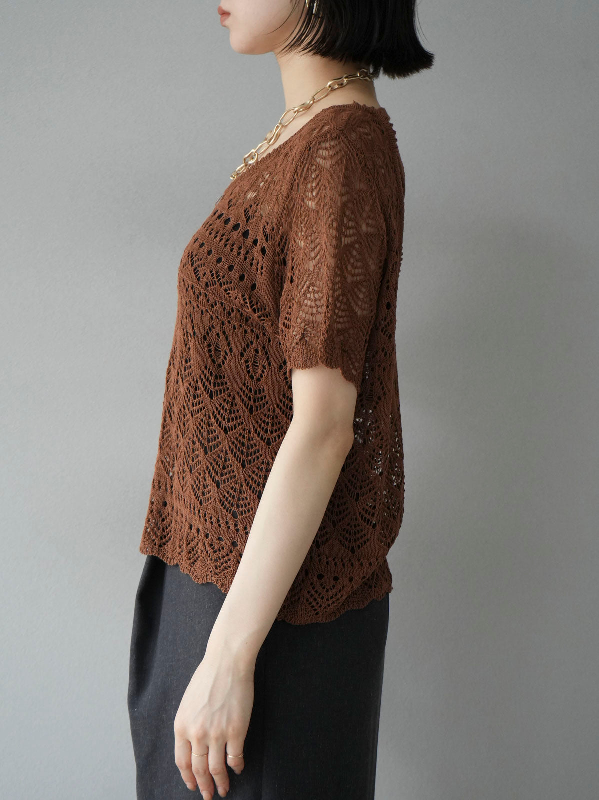 予約]バッククロス透かし編みニットトップス/ブラウン – Lumier