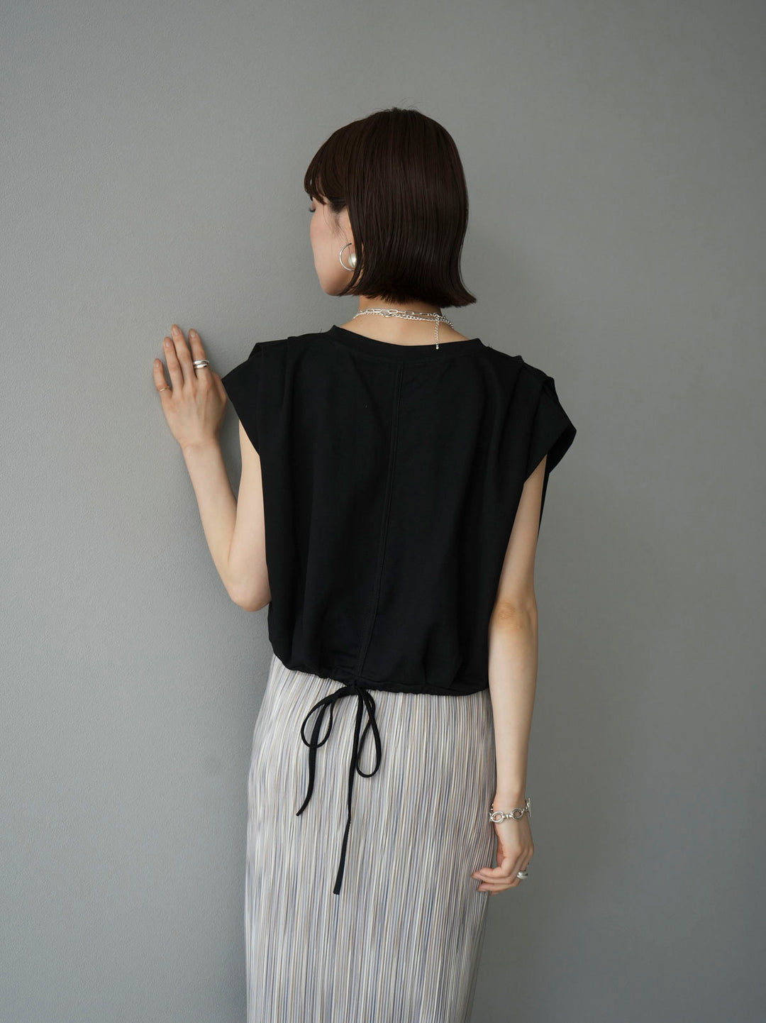 [Pre-order] Tuck shoulder hem drawstring ribbon top/Black