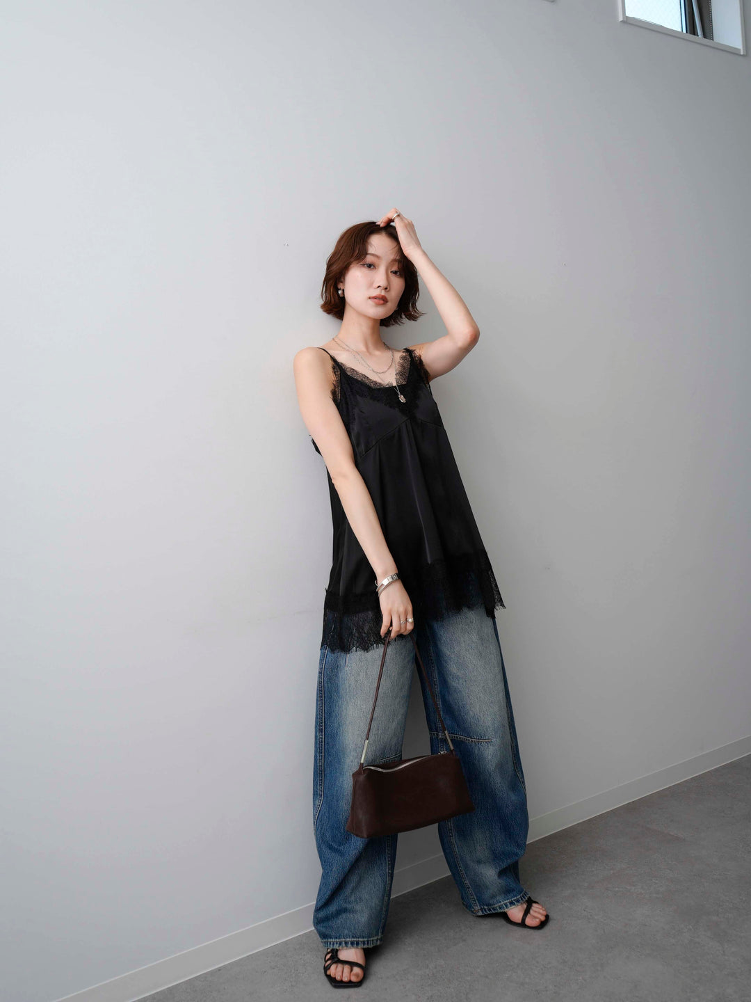 【套裝】蕾絲邊緞面吊帶背心 + 不對稱一觸式手鐲（2 件組）